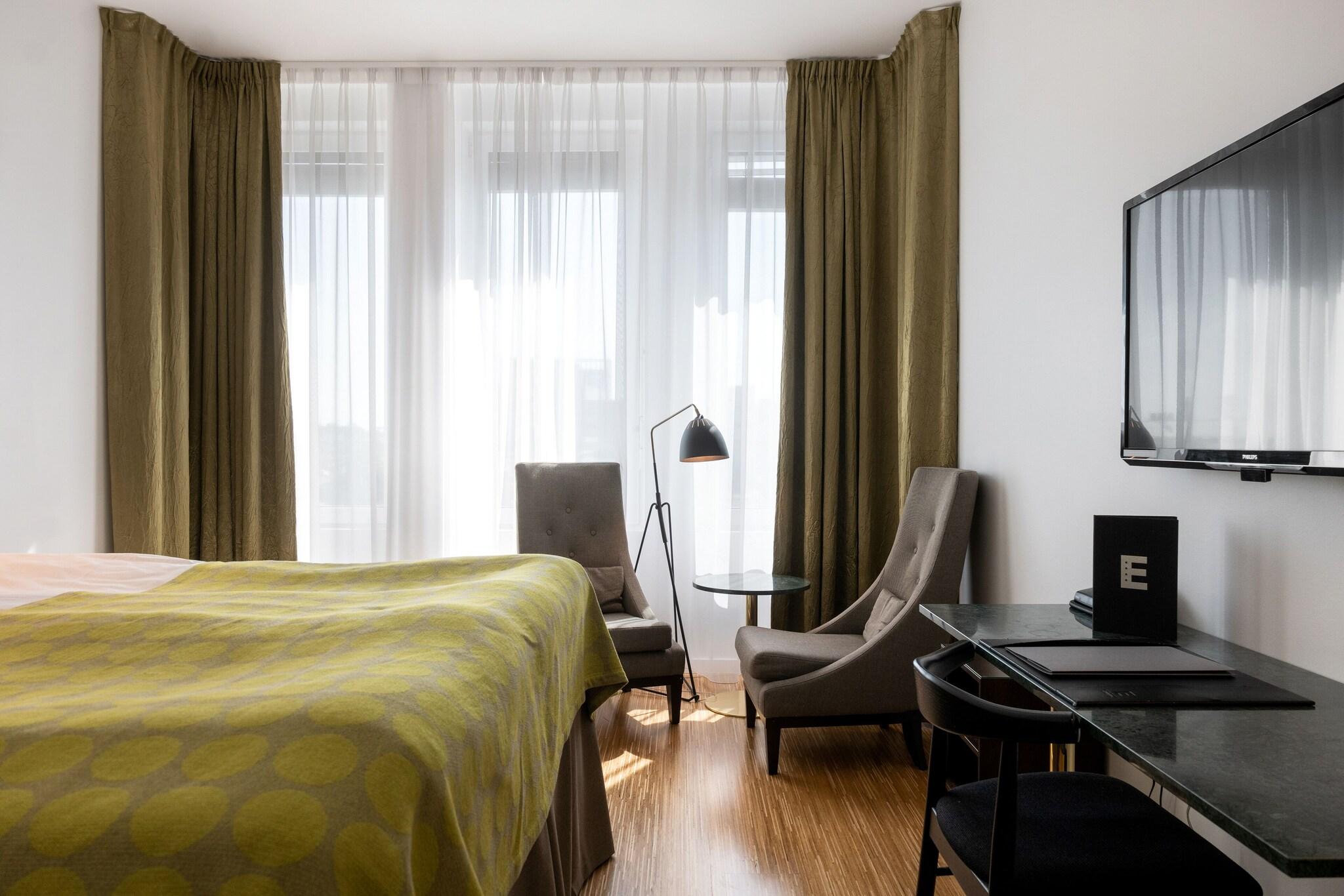 Family Room Guest Room Queen Bed