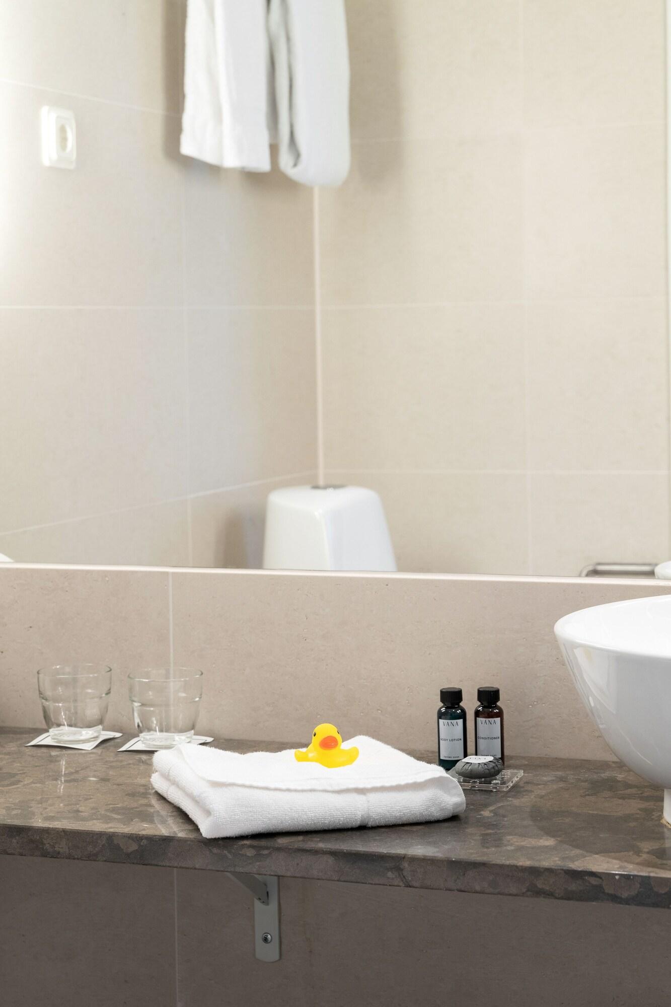 Family Room Guest Room King Bed