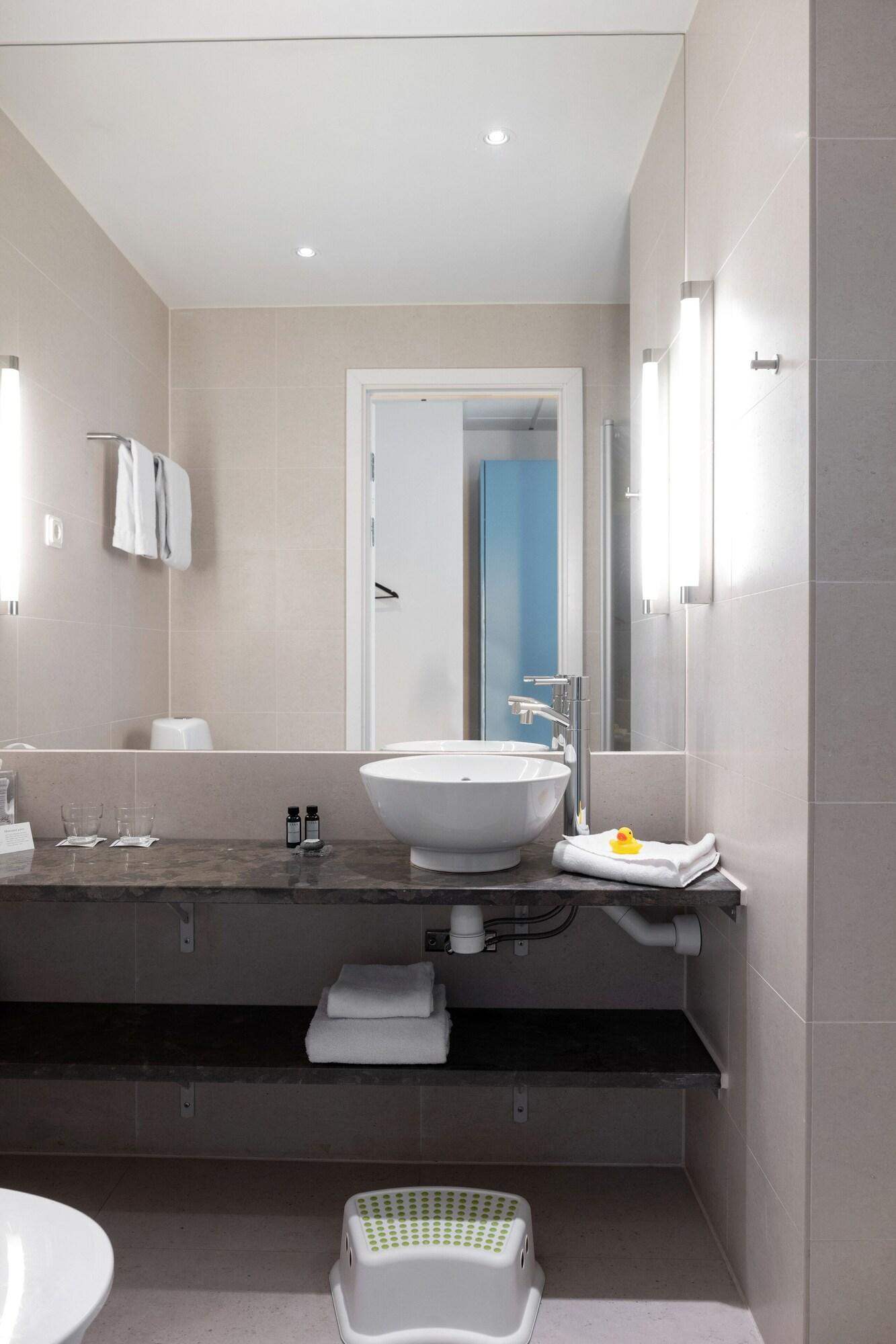 Family Room Guest Room Queen Bed