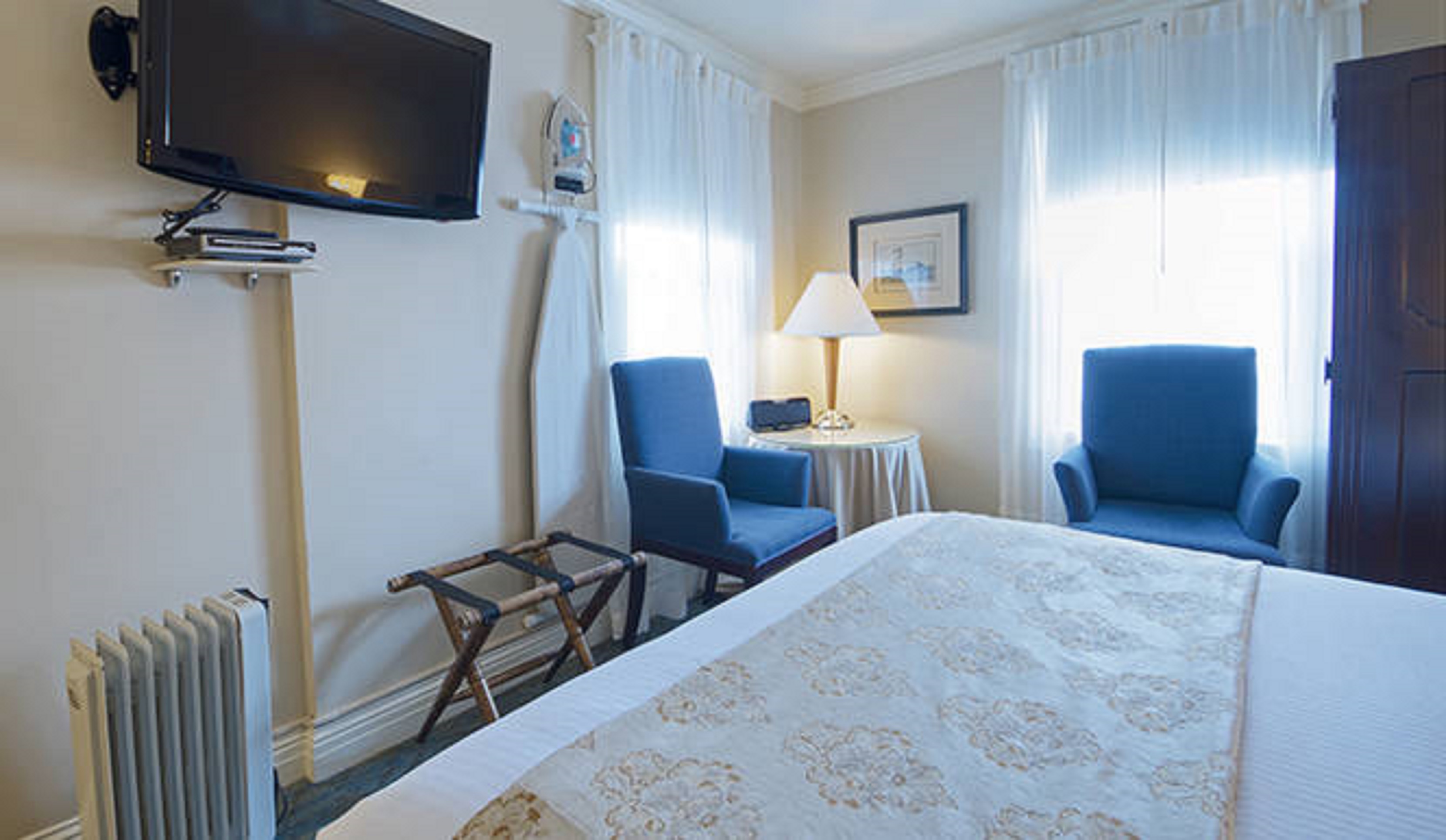 Studio Queen Size Bed