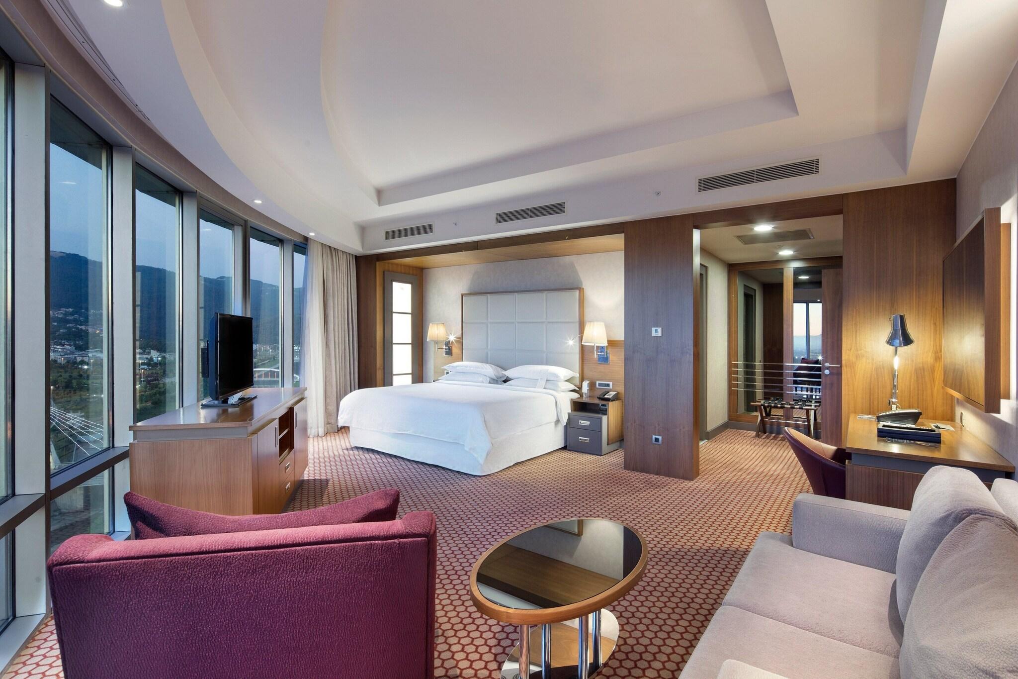 Suite Deluxe King Bed