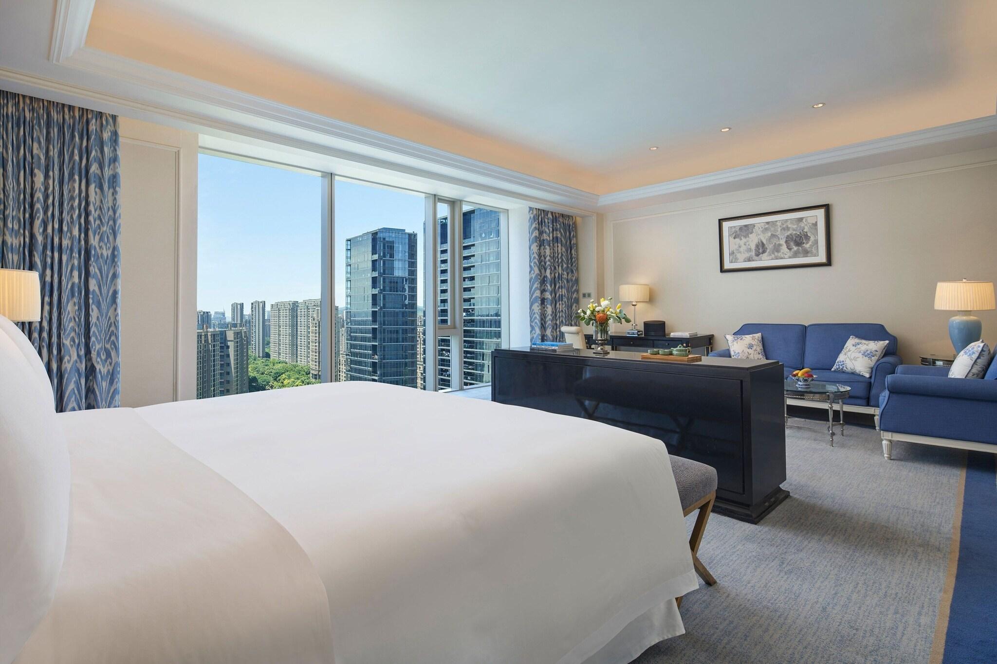 Studio City View King Bed