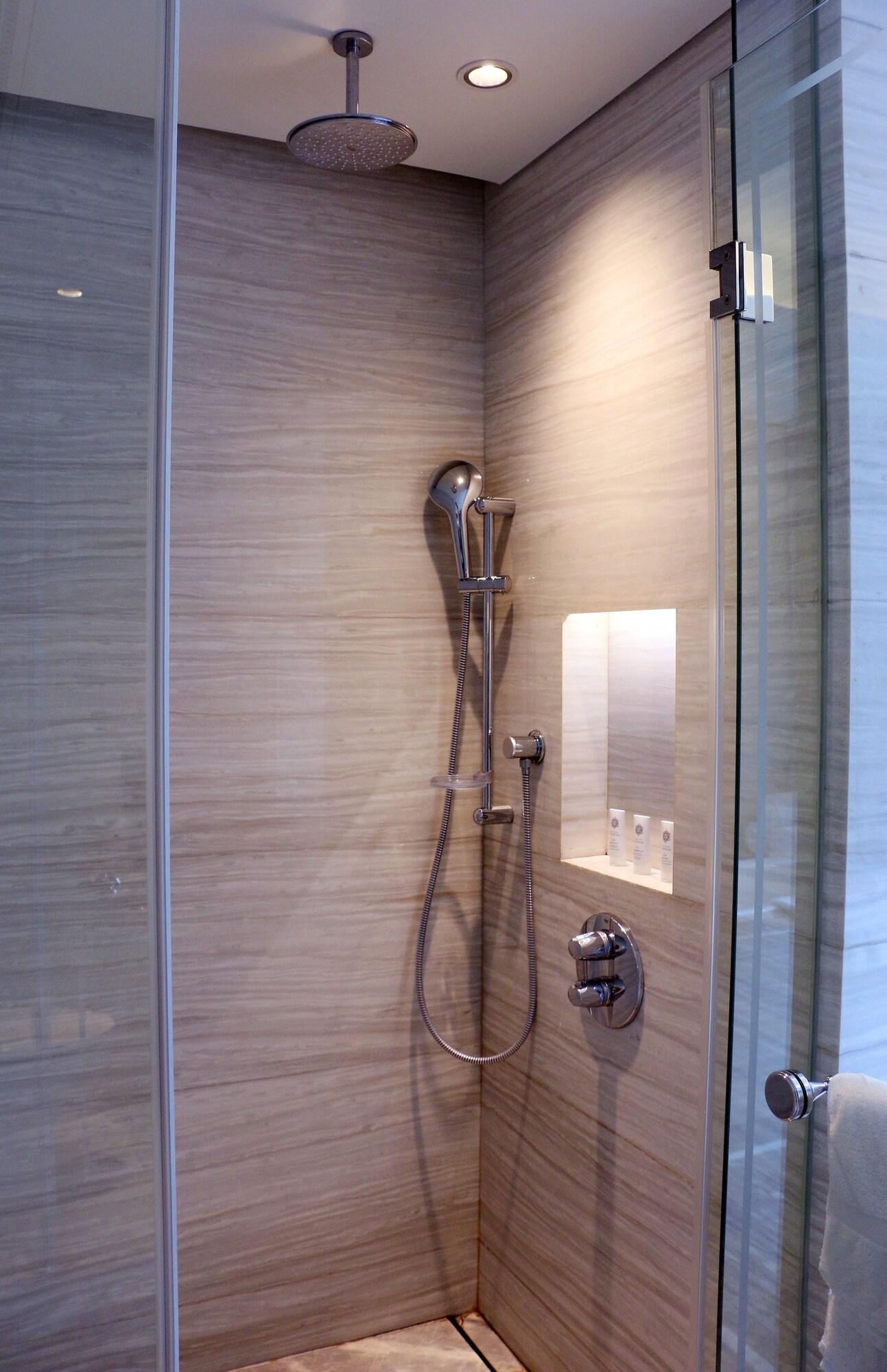 Studio City View King Bed