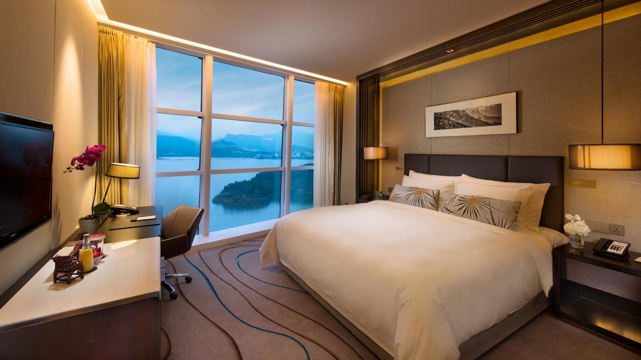 Twin Deluxe Lake View