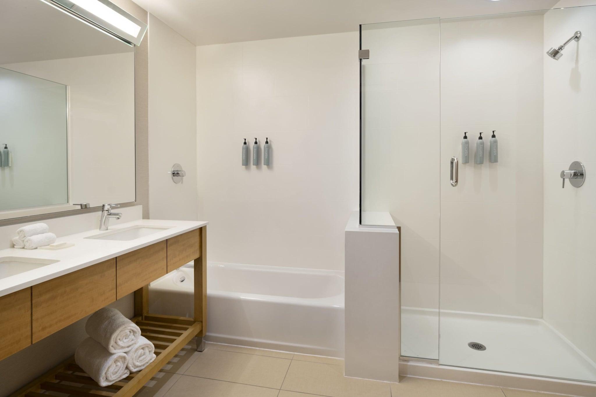 Suite Accessible King Size Bed