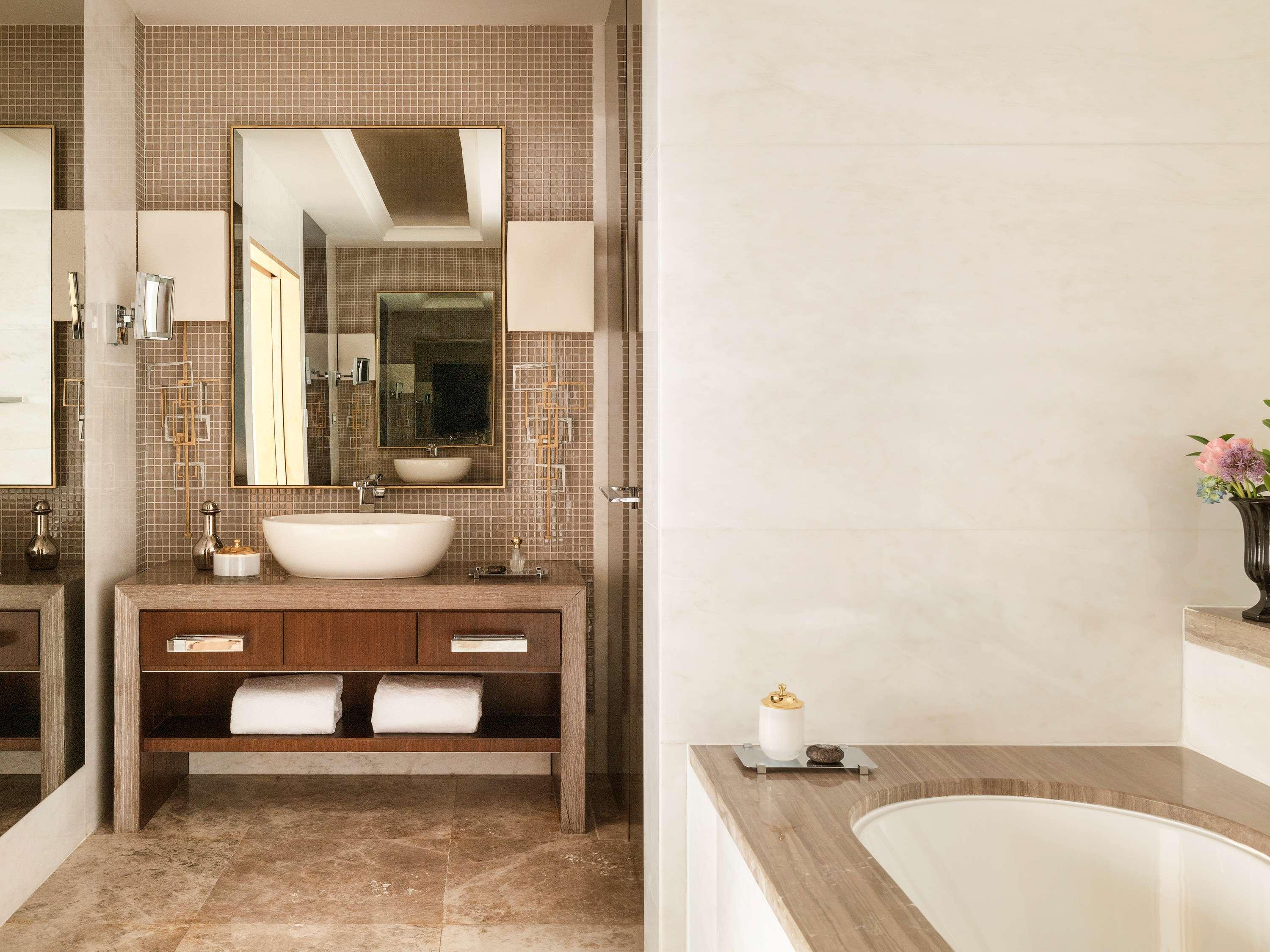 Suite City View King Bed