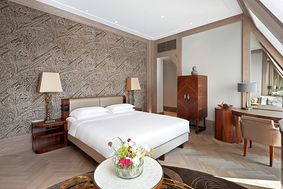 Double Deluxe King Bed