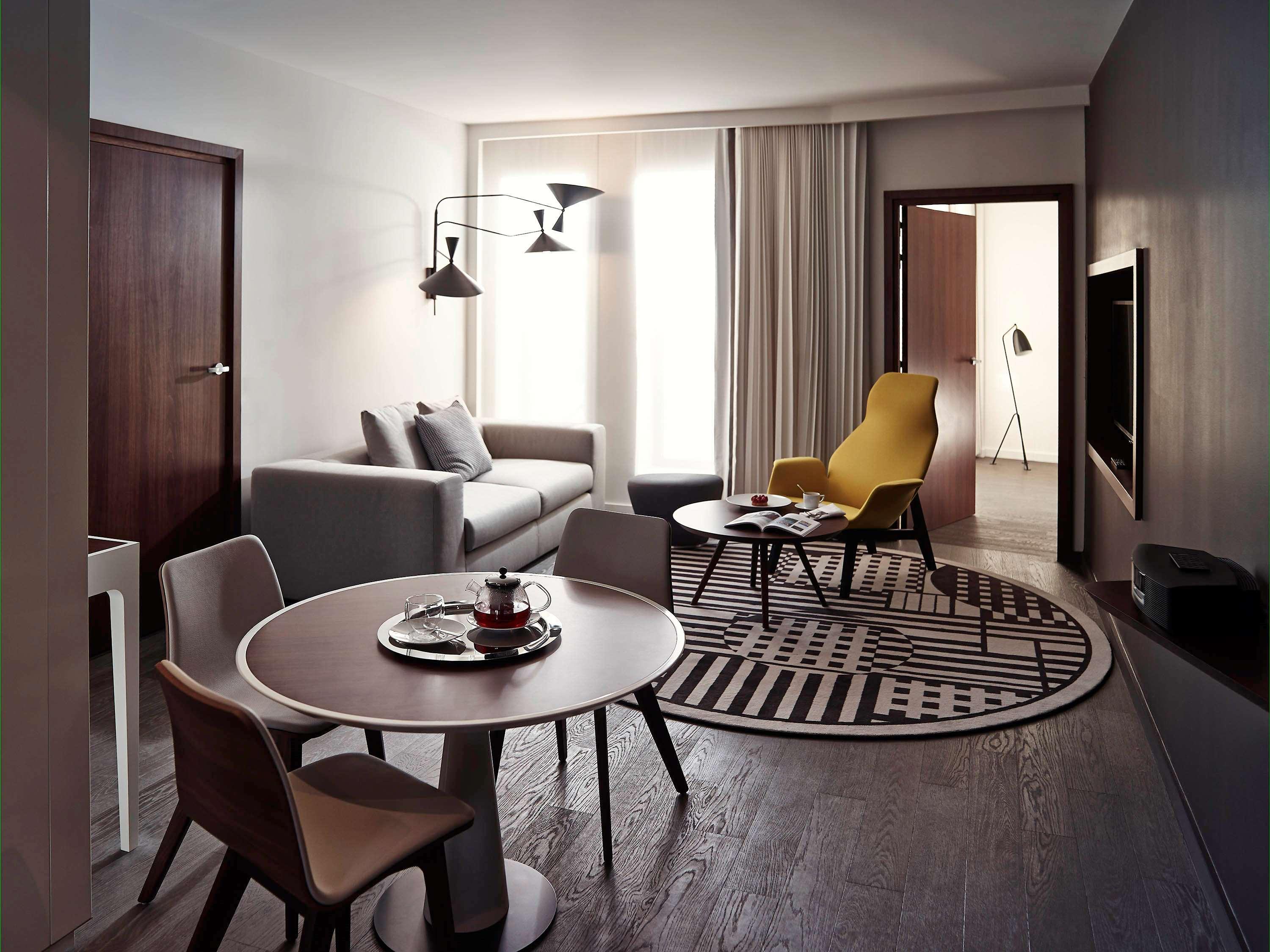 Suite Pool View King Bed