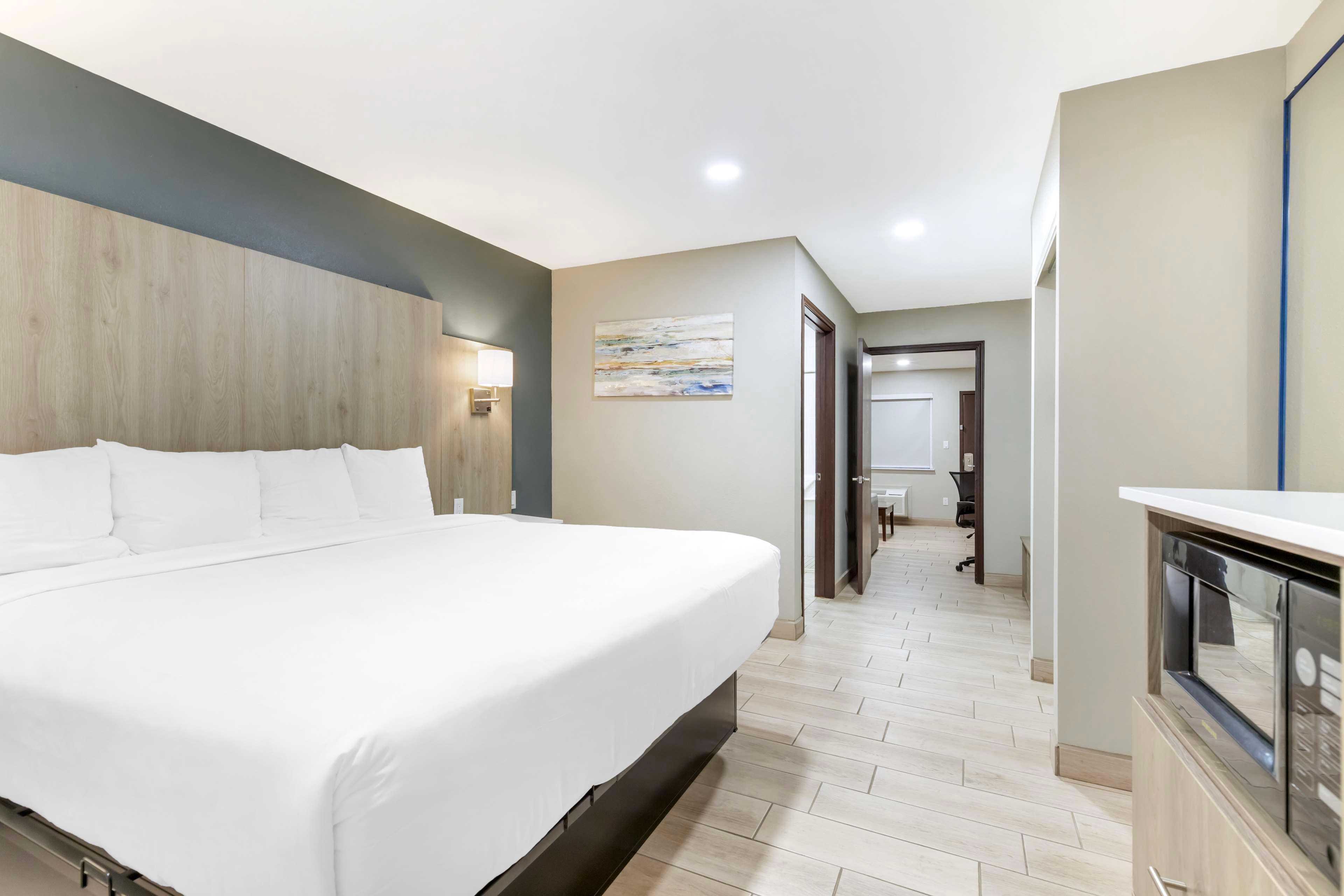 Suite Accessible King Size Bed