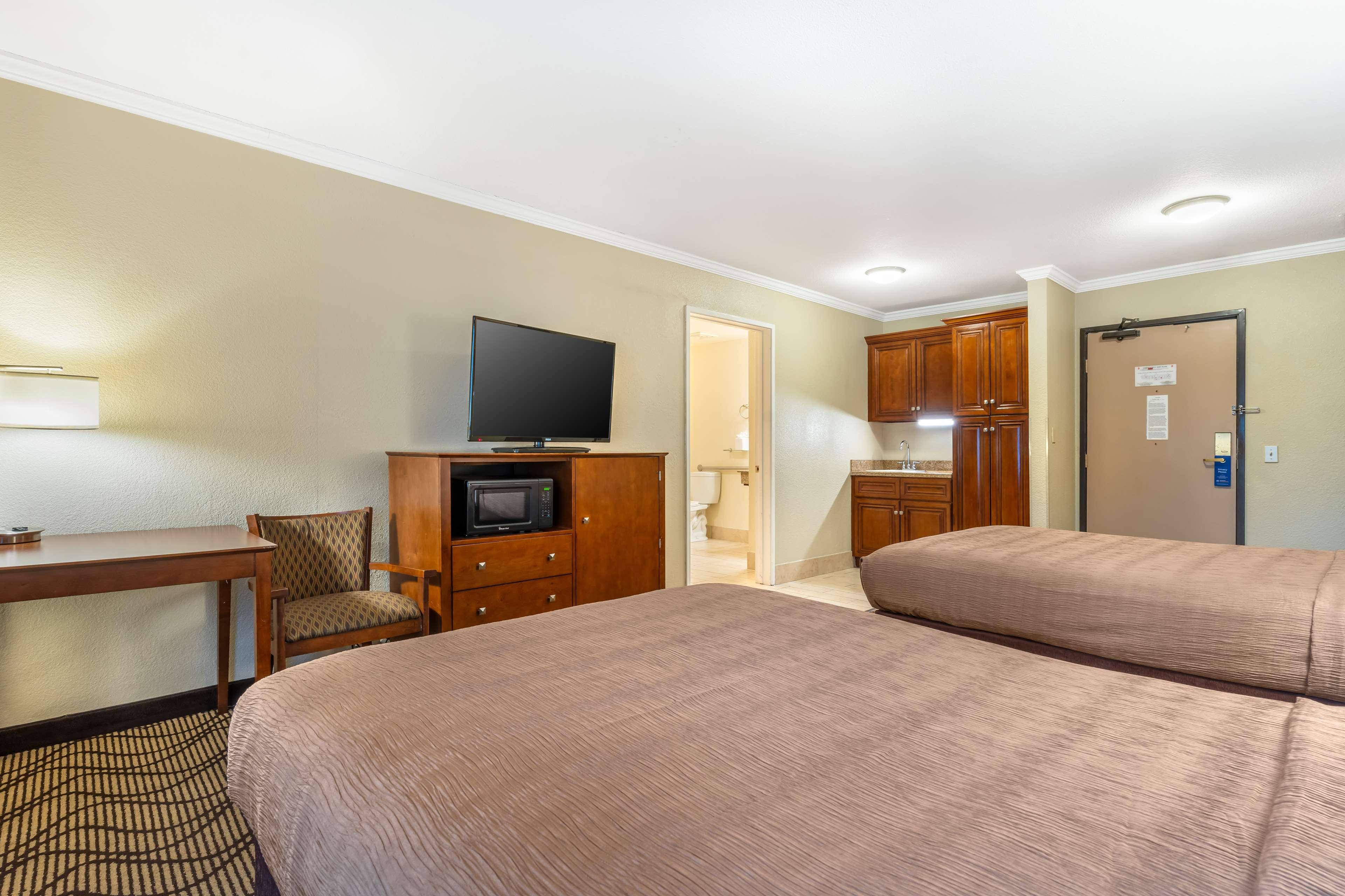 Quadruple Two Queen Beds