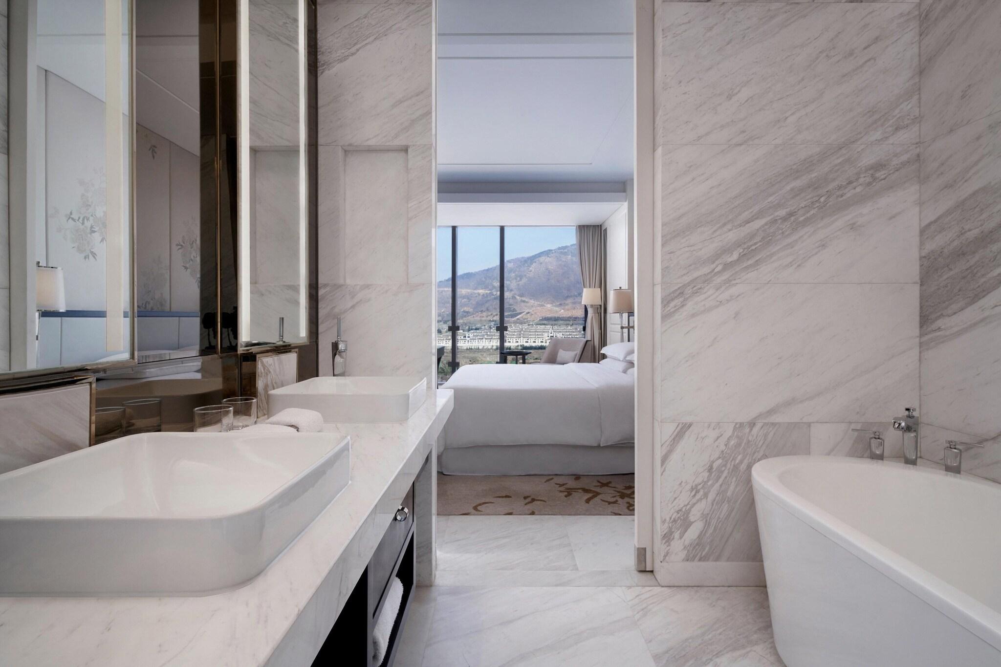 Suite Club with Views