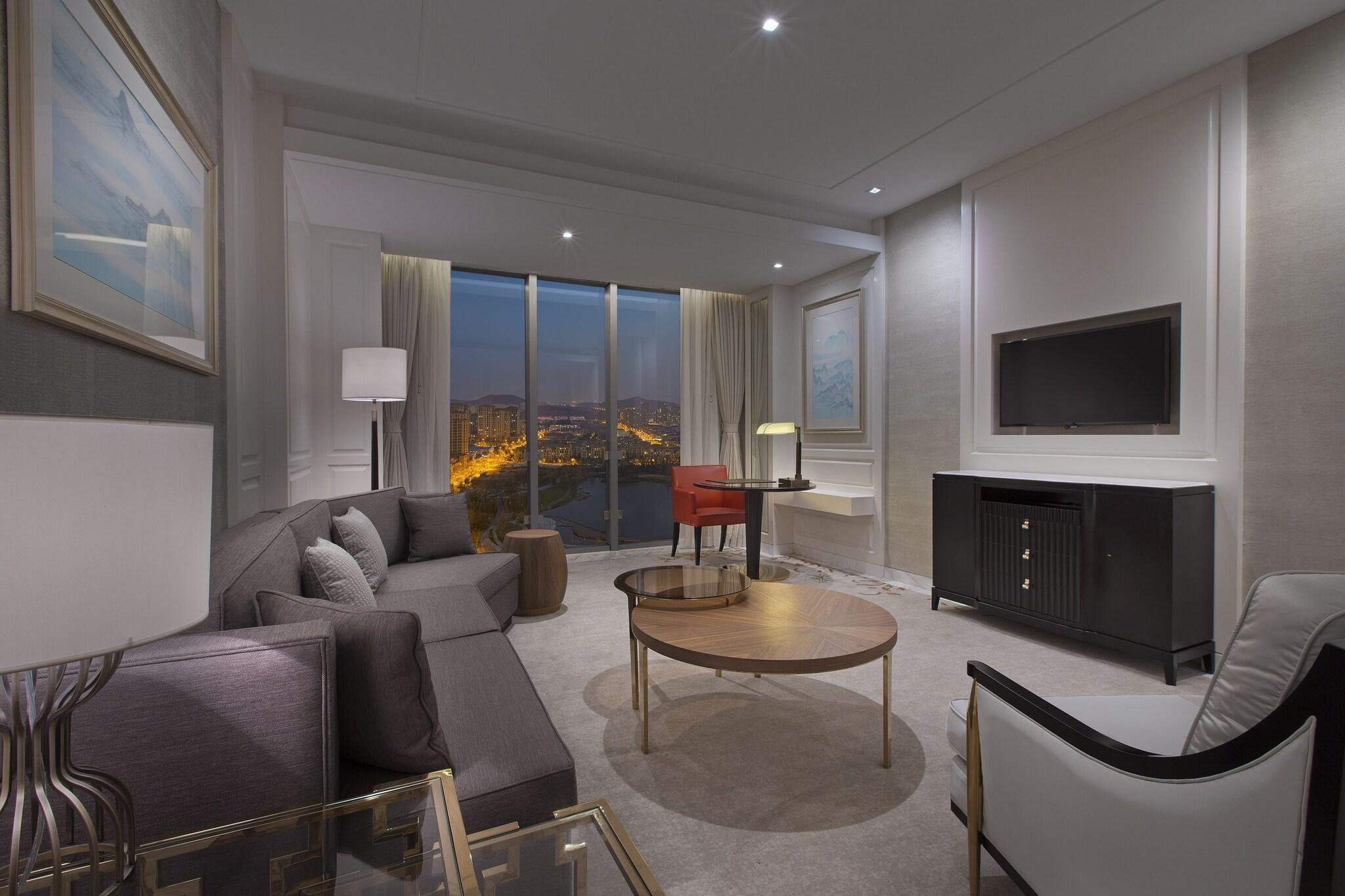 Suite Club with Views