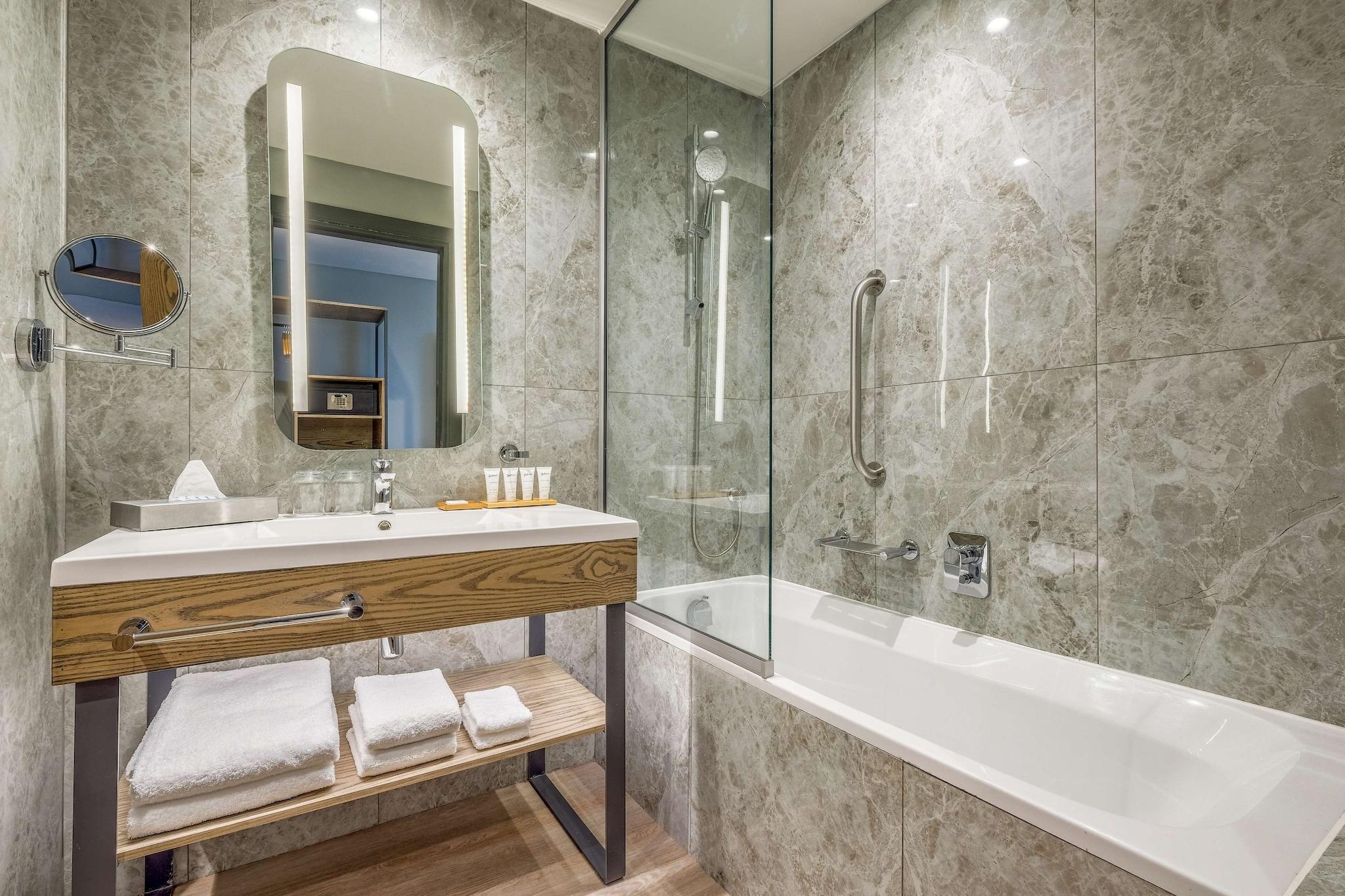 Double Pool View King Bed