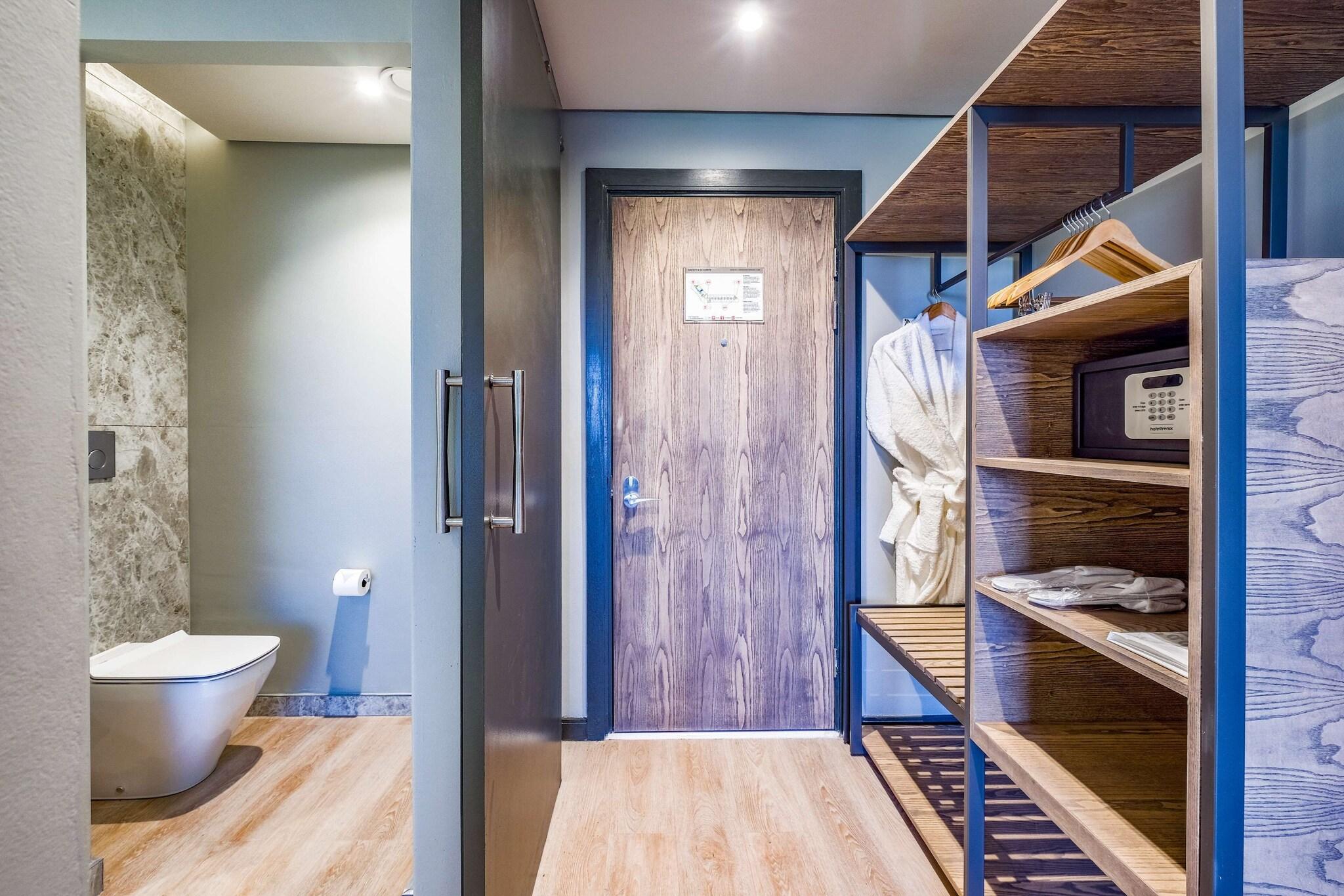 Double Pool View King Bed