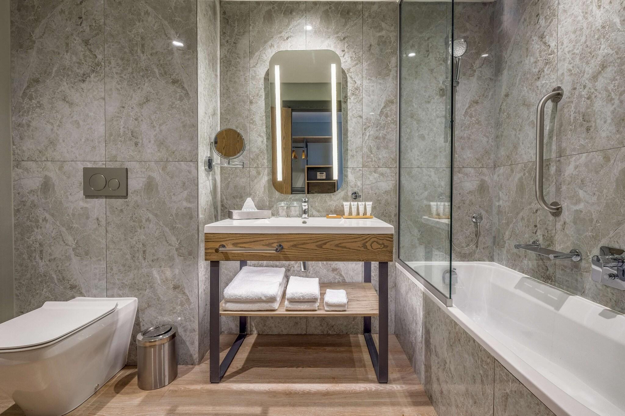 Double Pool View King Bed