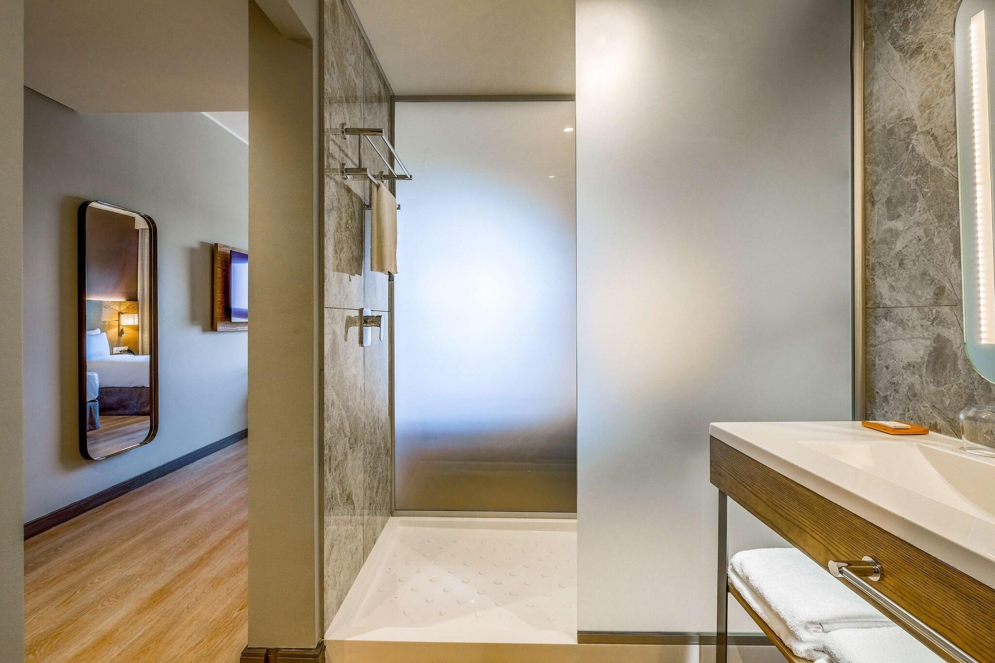 Double Pool View King Bed