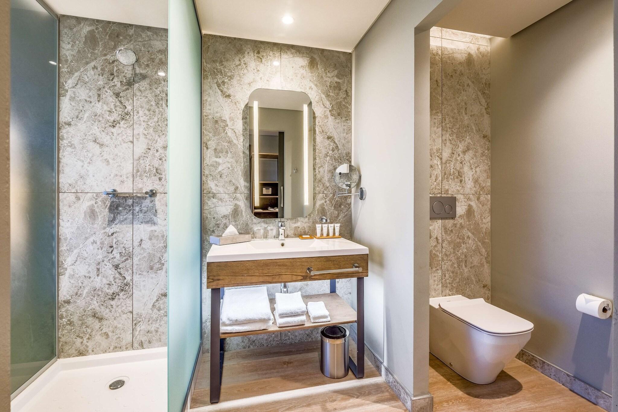 Double Pool View King Bed