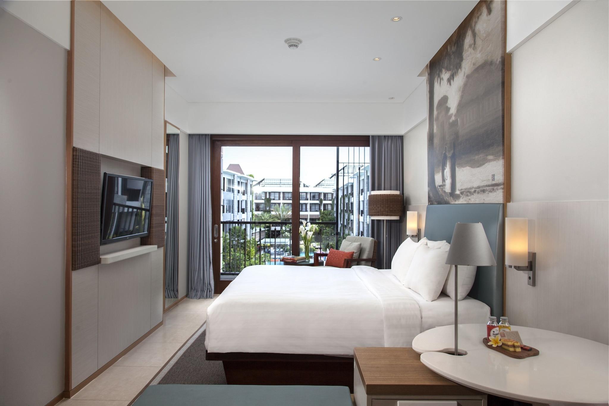 Double Pool View King Bed