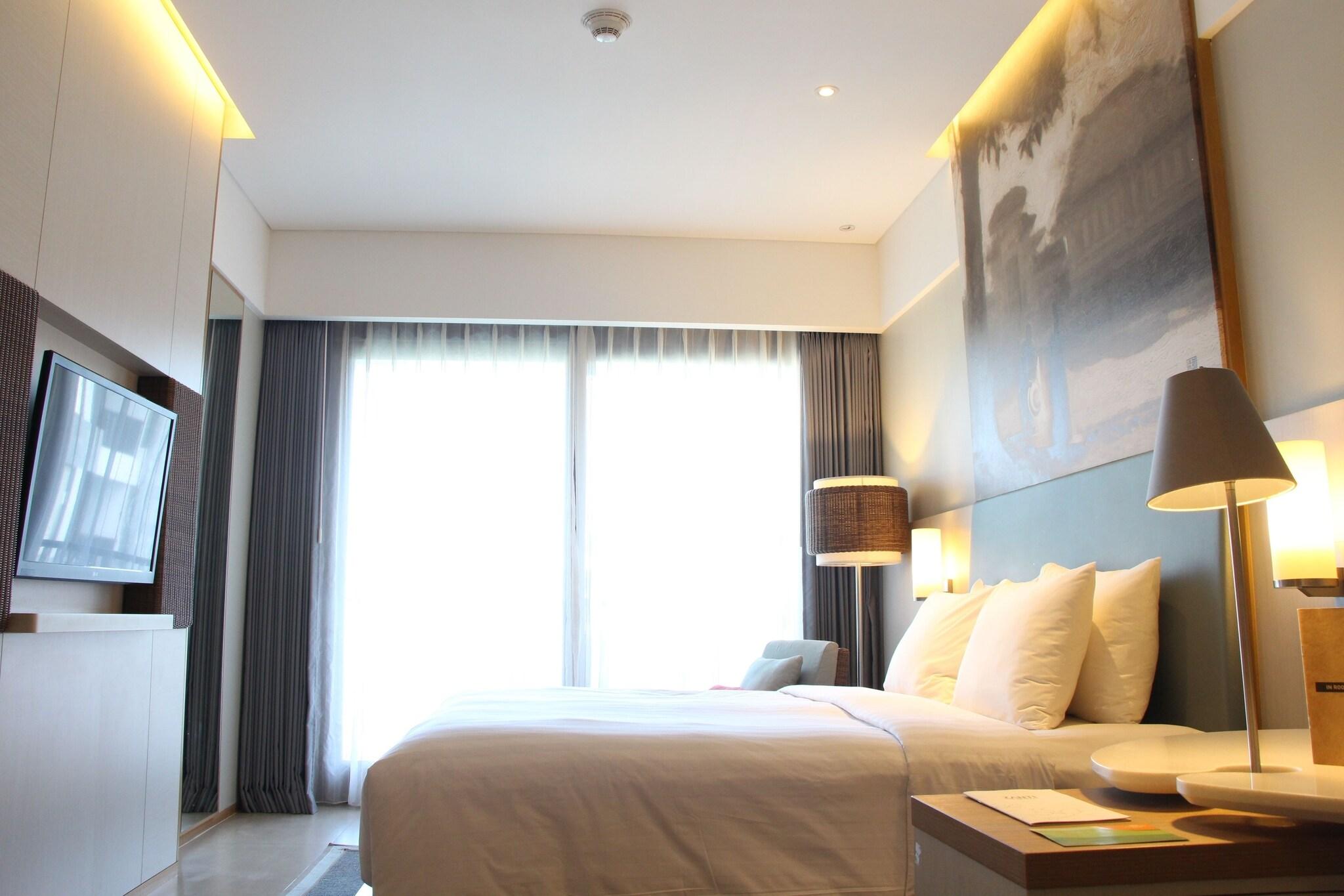 Double Pool View King Bed