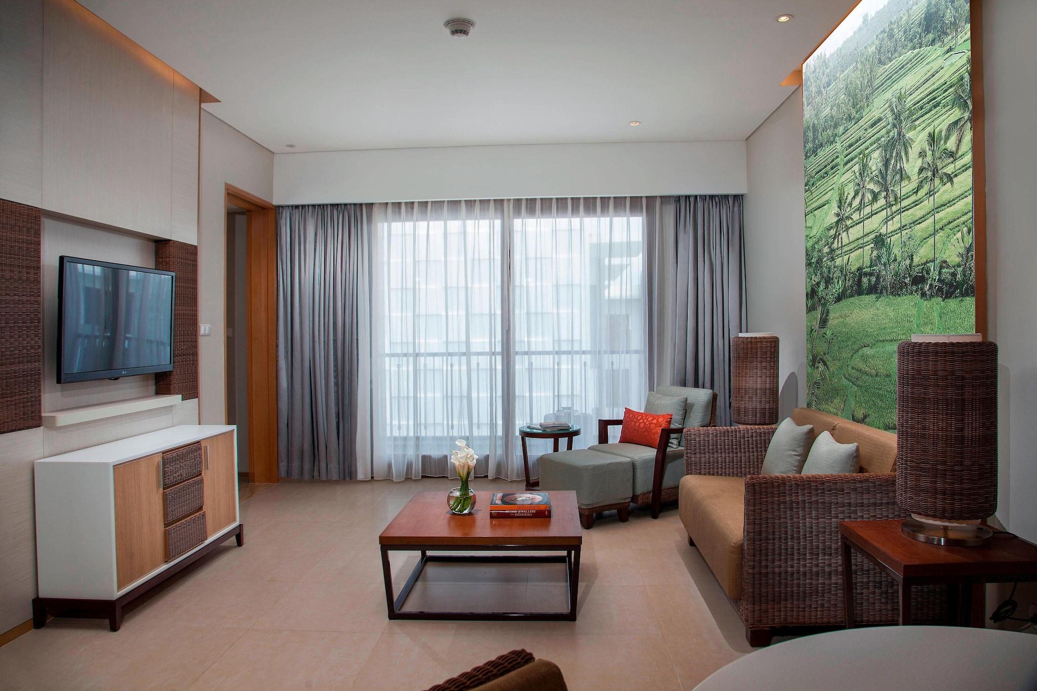 Suite Pool View King Bed