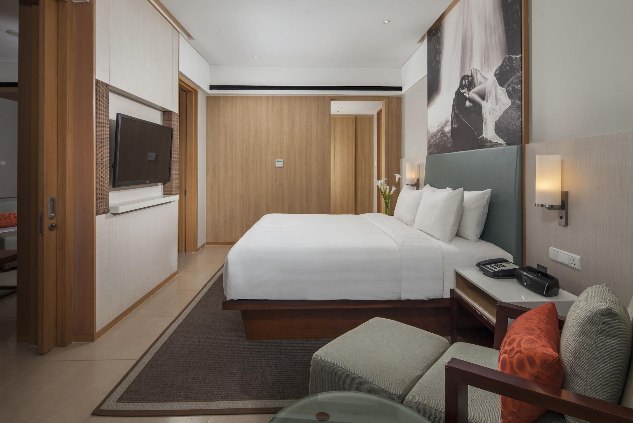 Suite Pool View King Bed