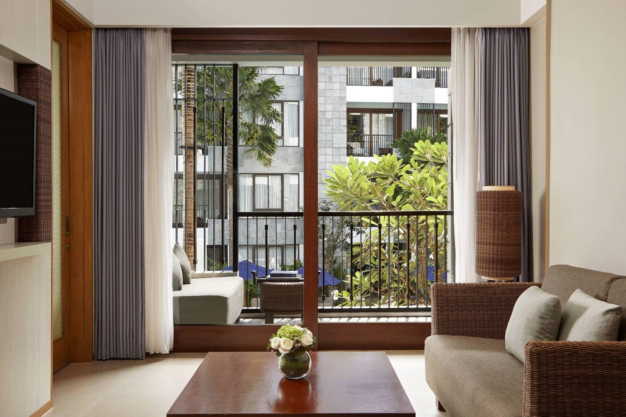 Suite Pool View King Bed