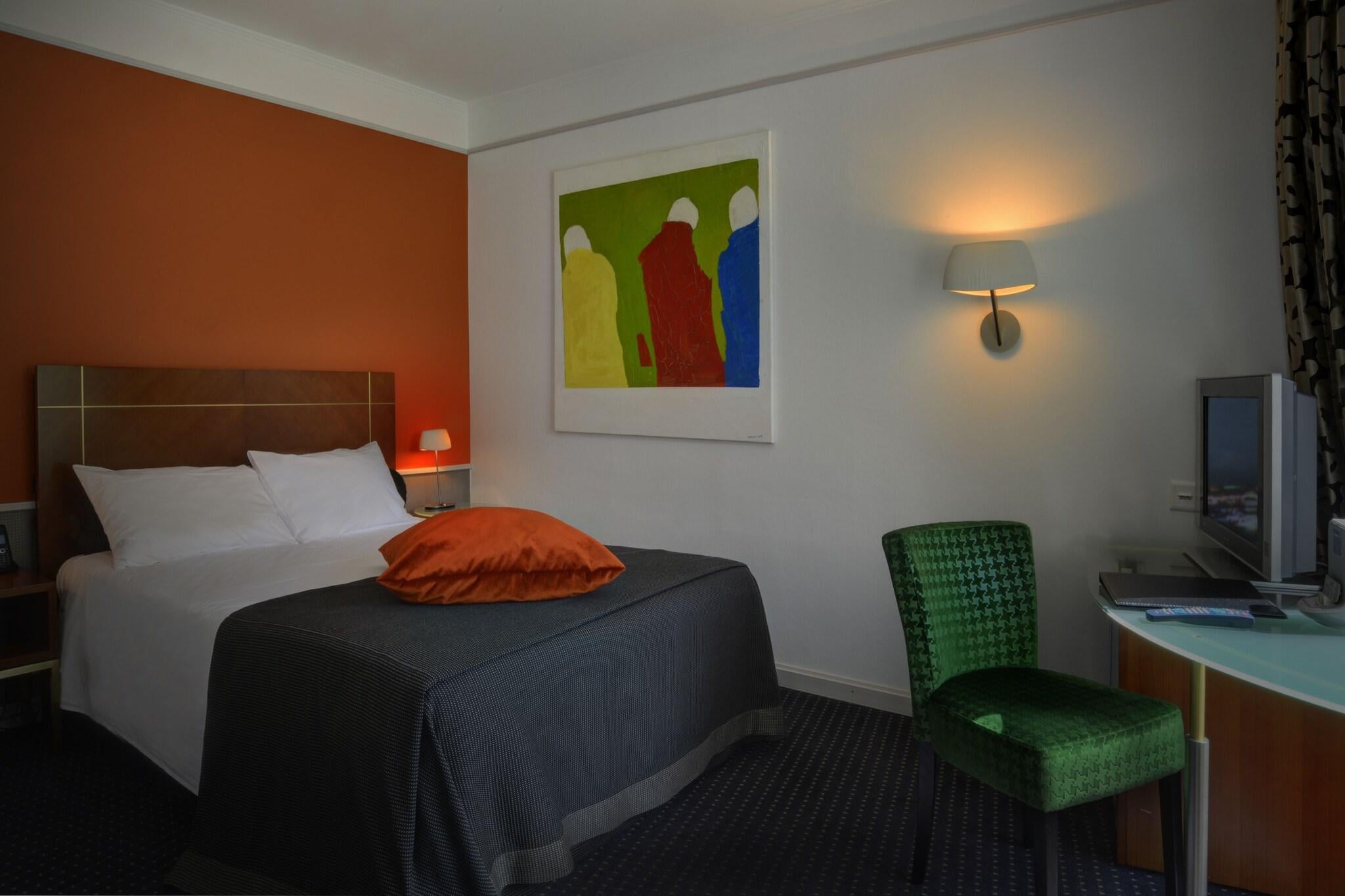 Double or Twin with Double Bed