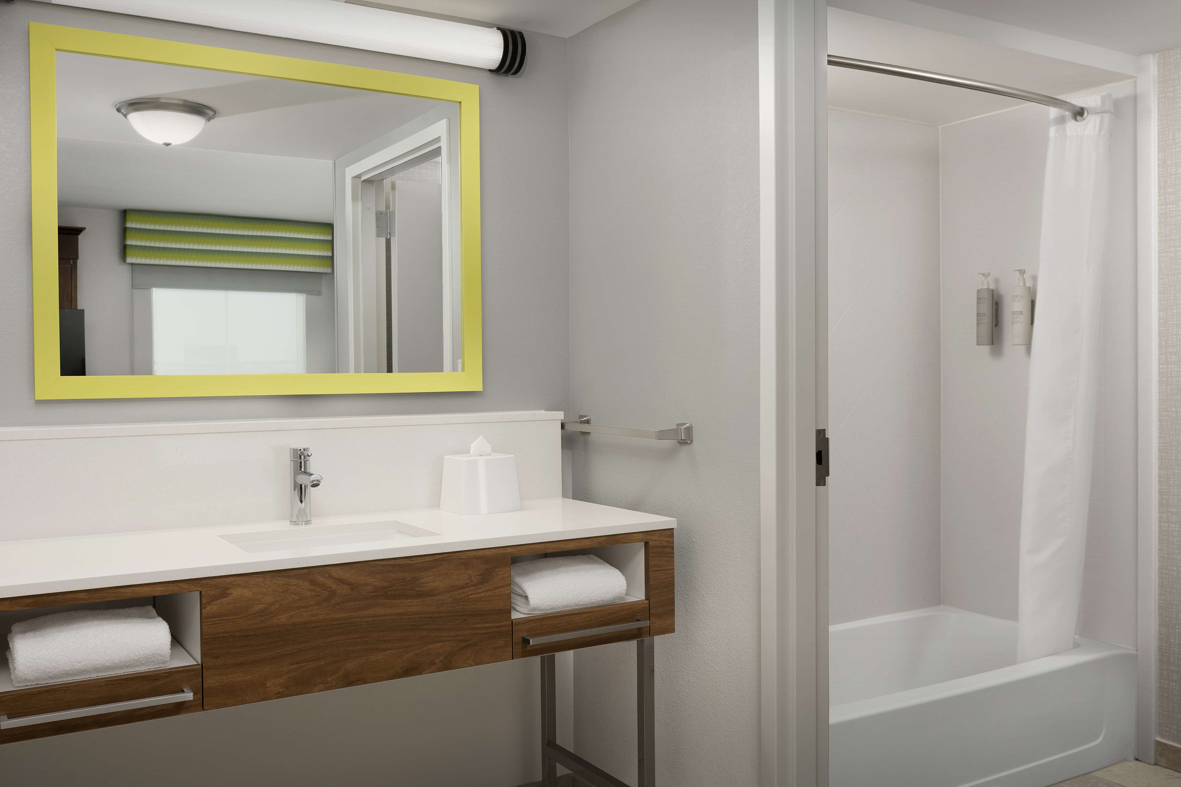 Studio Two Queen Beds Non Smoking