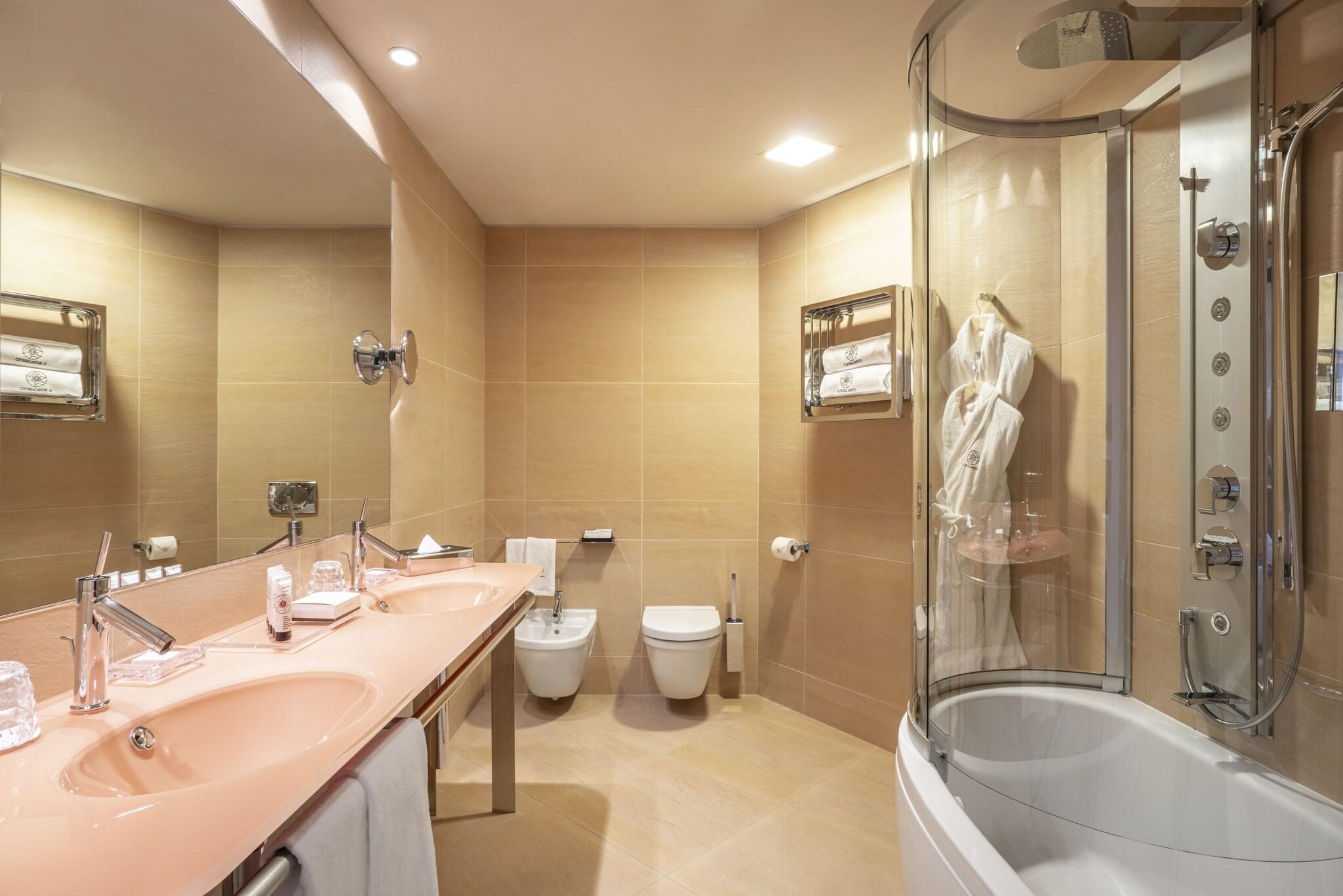 Double or Twin Deluxe Two Beds