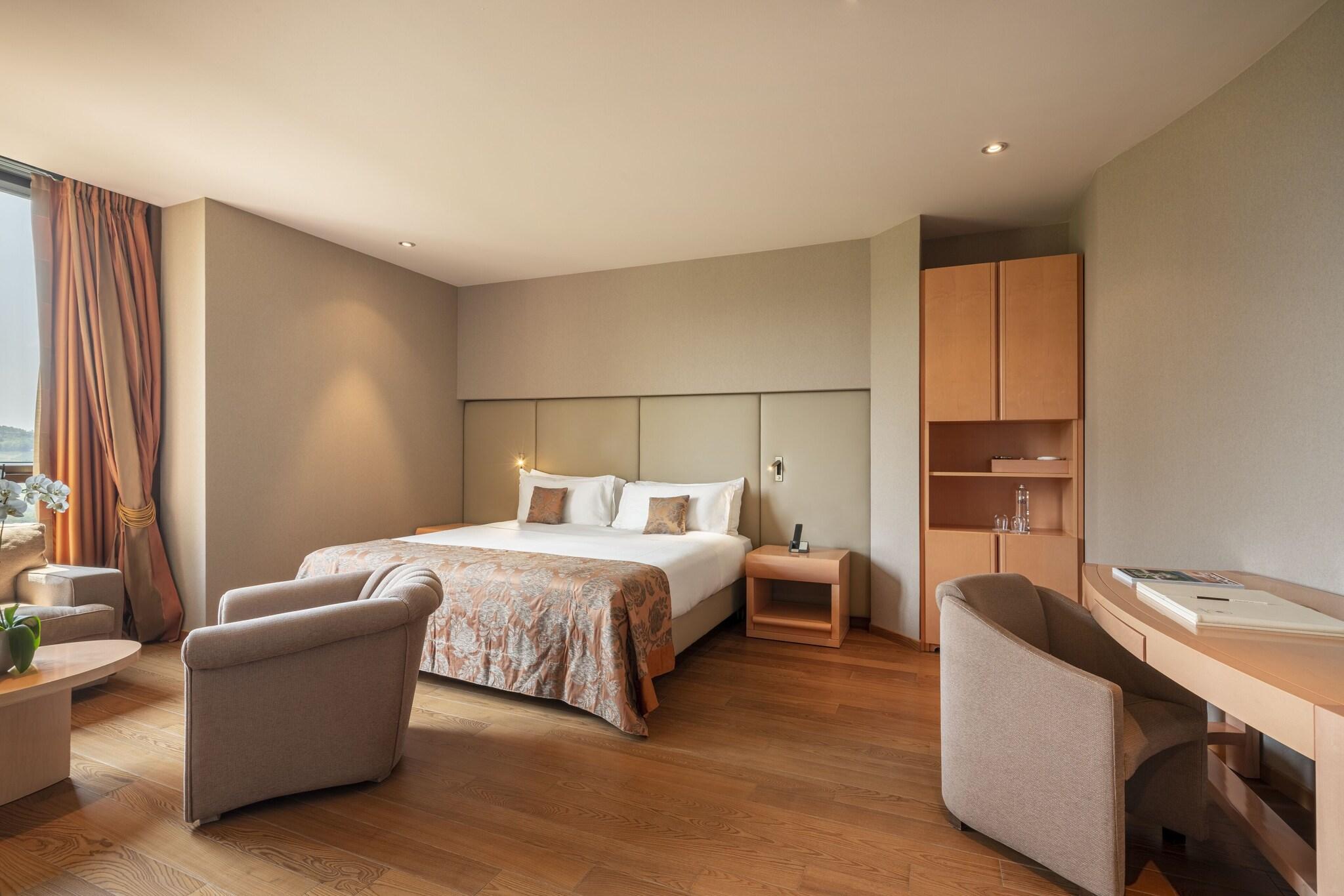 Double or Twin Deluxe Two Beds