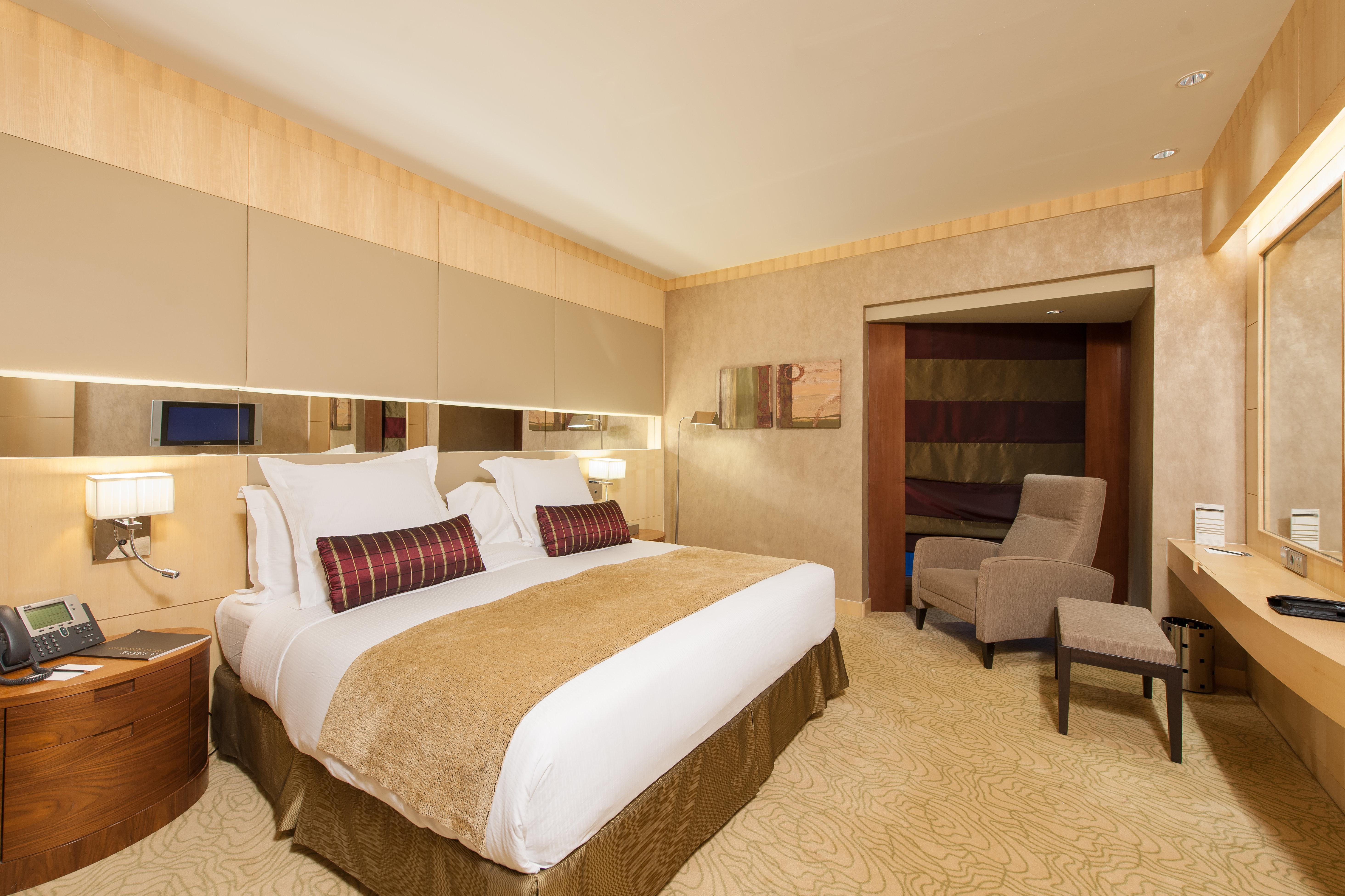 Double Club King Bed