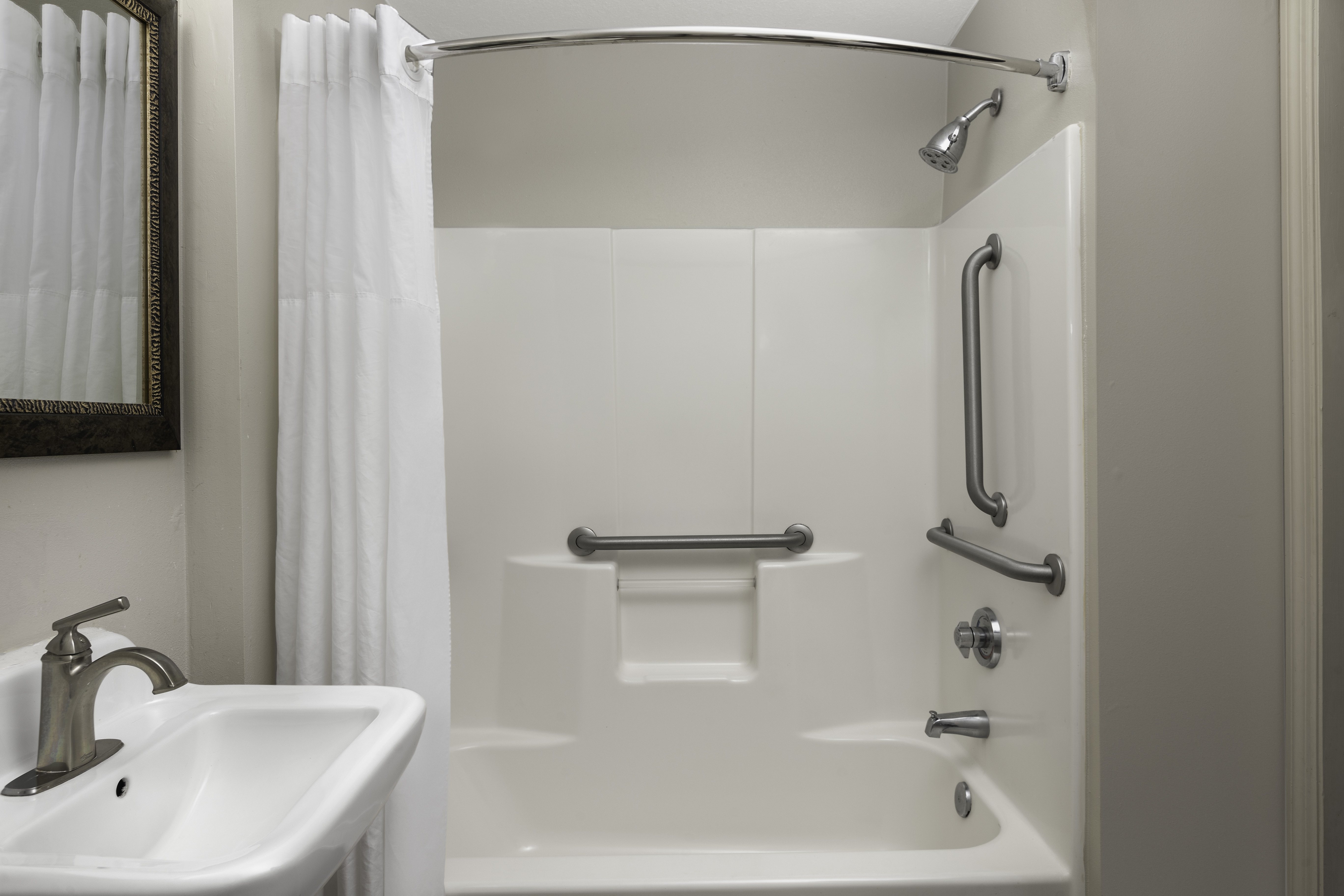 Studio Accessible King Size Bed