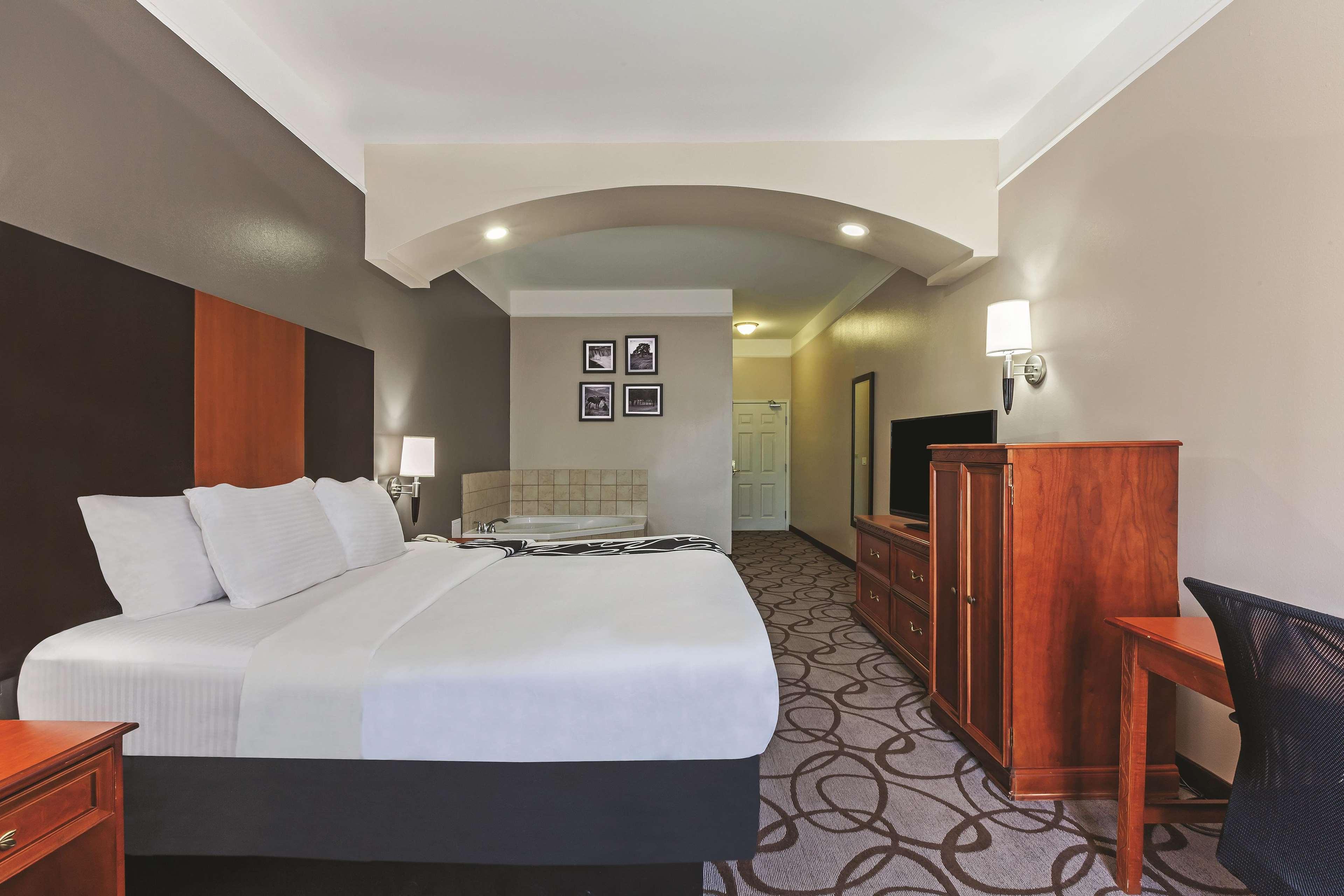 Suite Deluxe King Bed