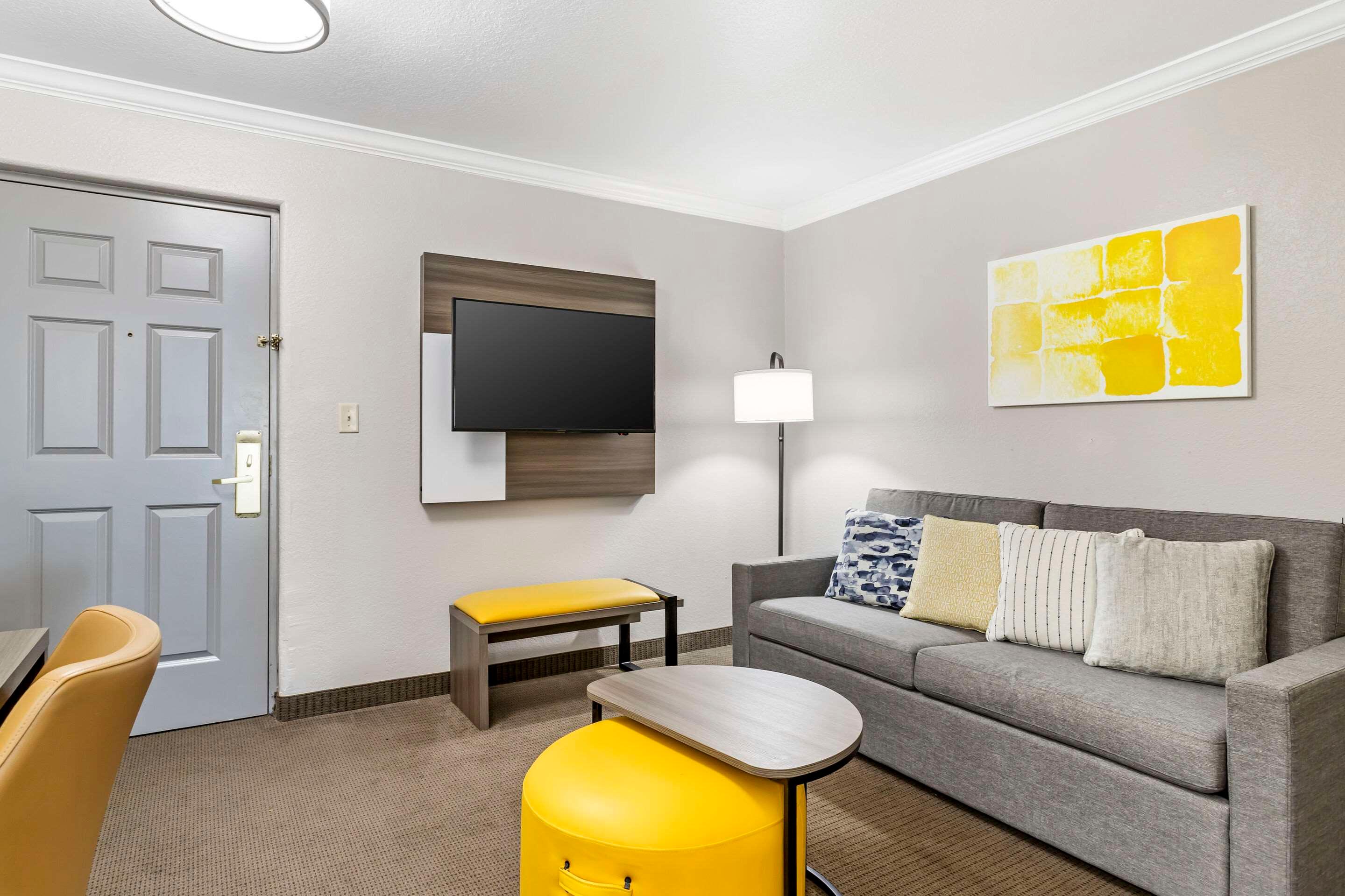 Suite Accessible King Size Bed