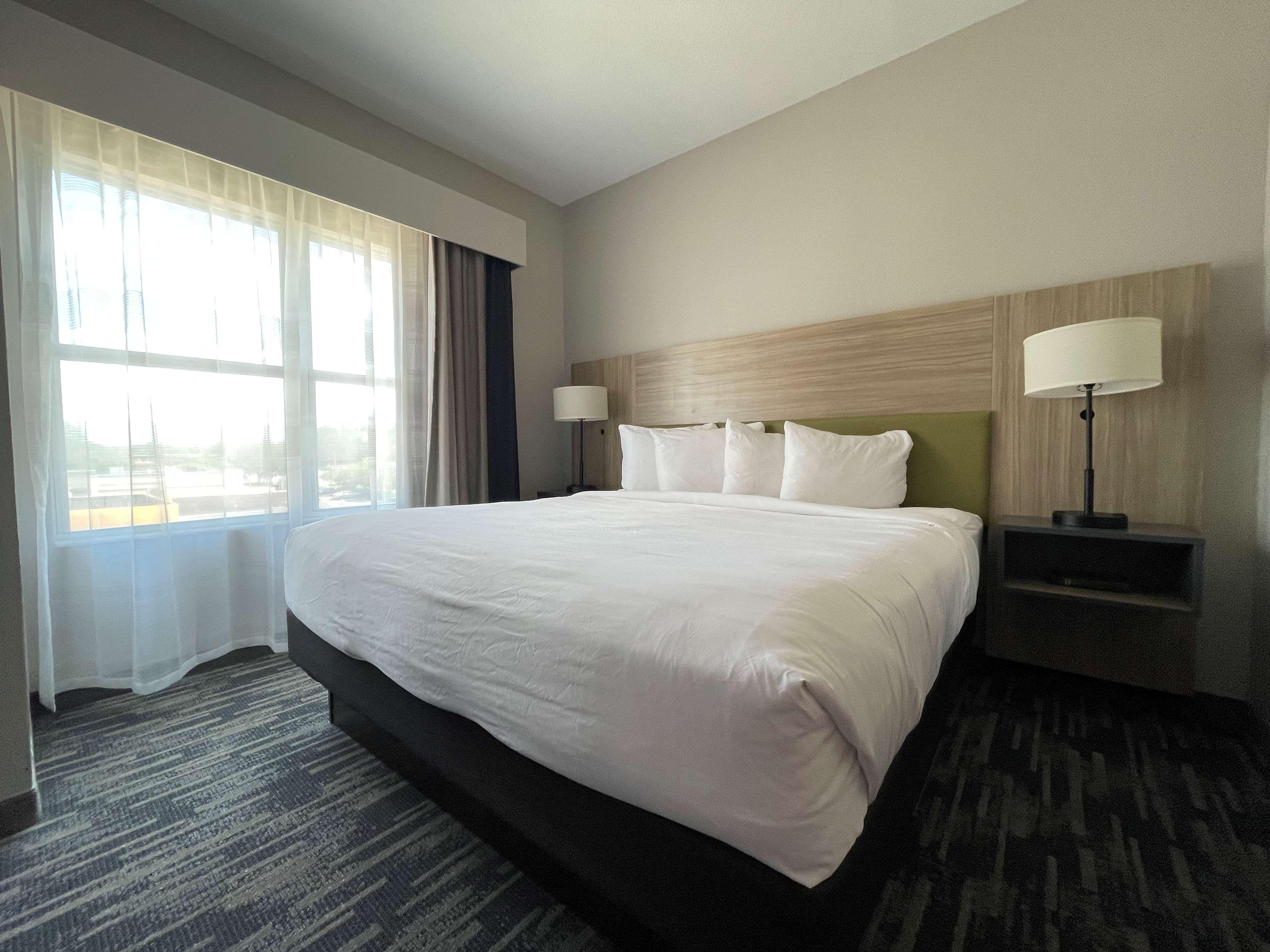 Suite Accessible King Size Bed