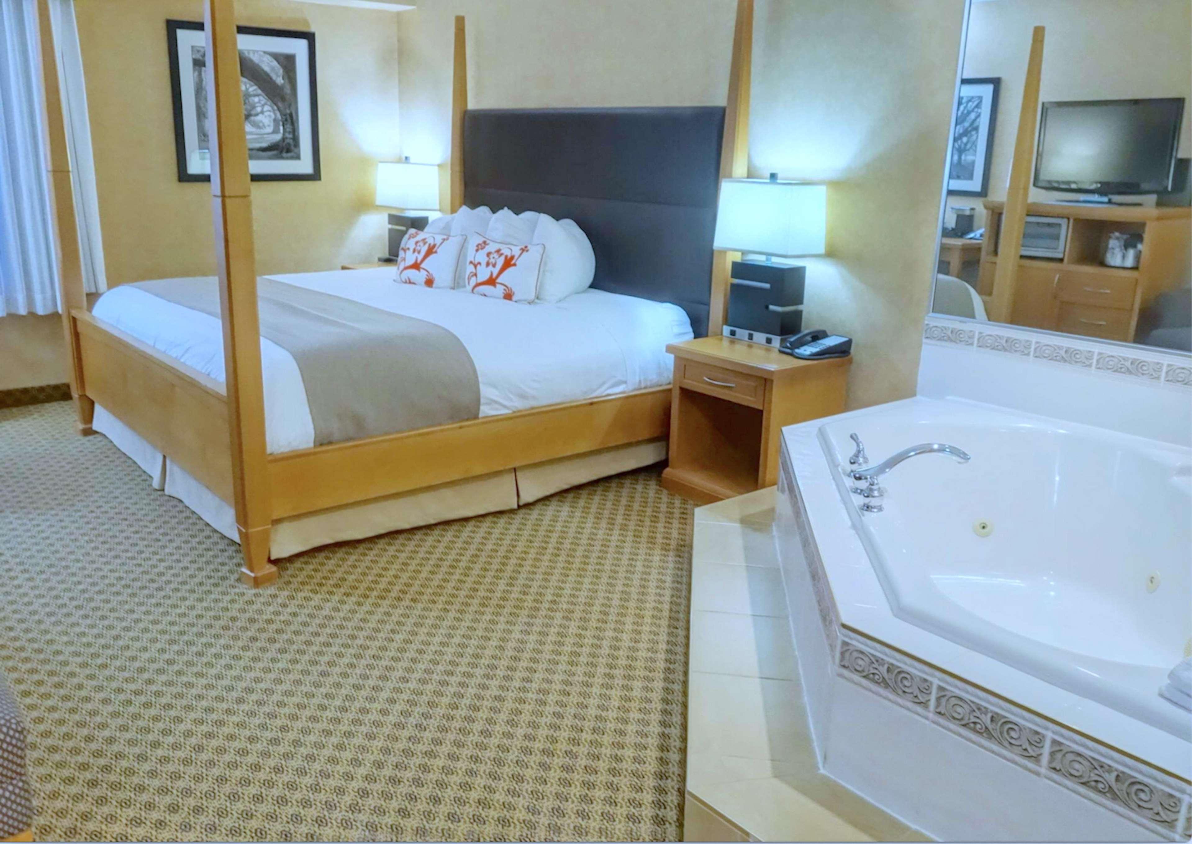Suite King Bed with Jacuzzi