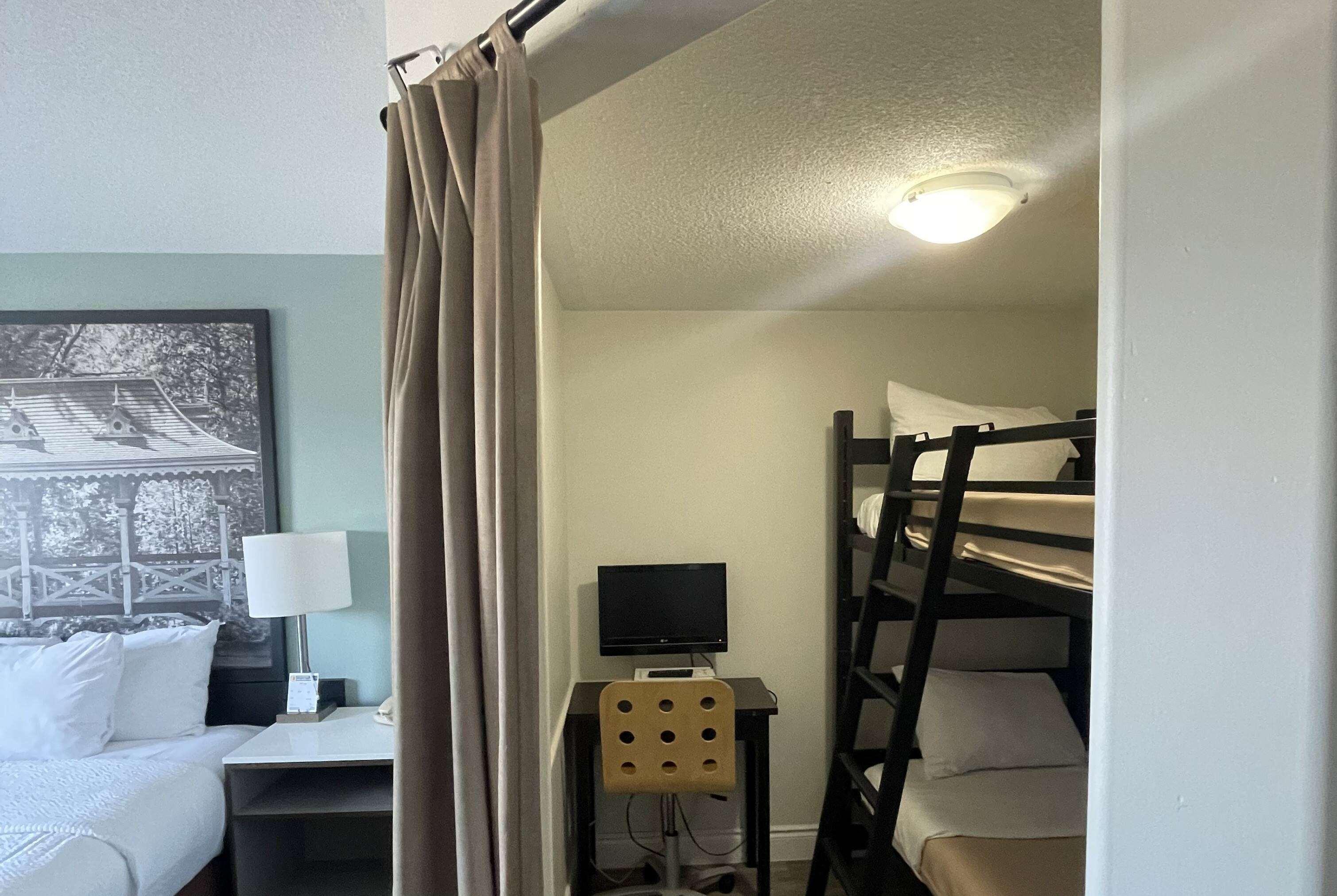 Suite Queen Size Bed