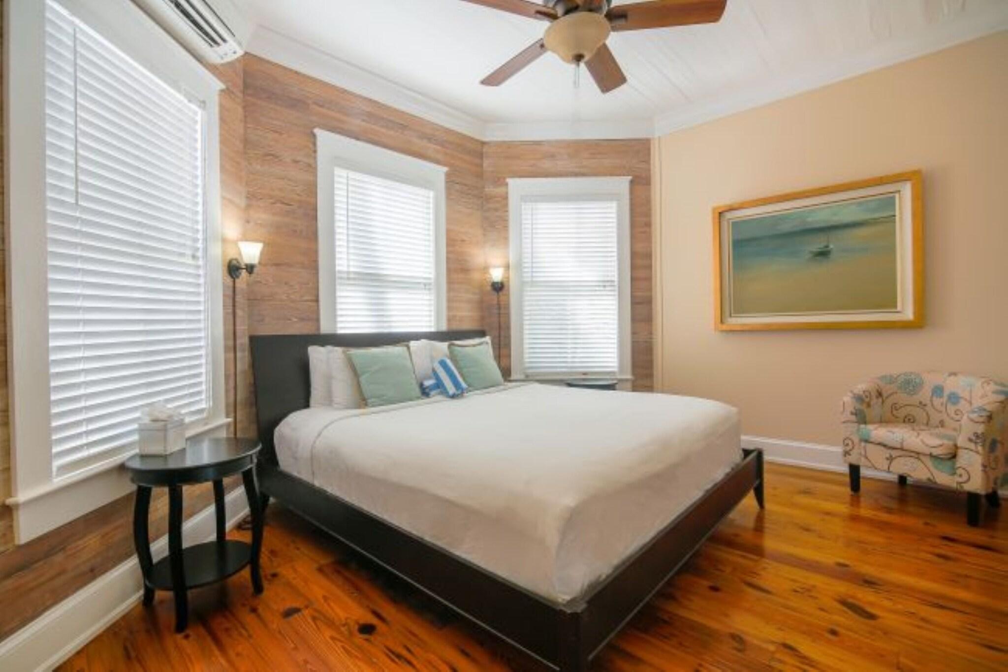 Suite Accessible King Size Bed