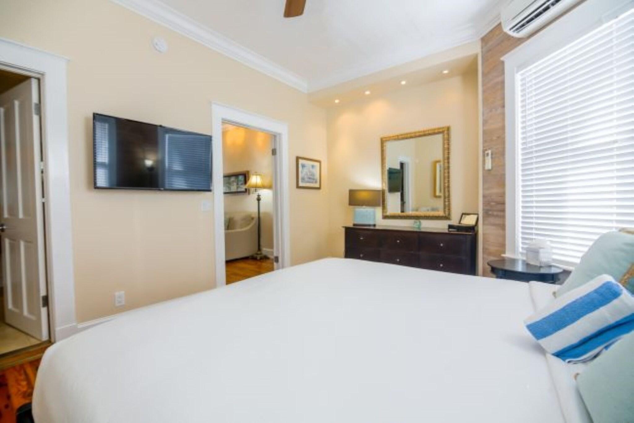 Suite Accessible King Size Bed