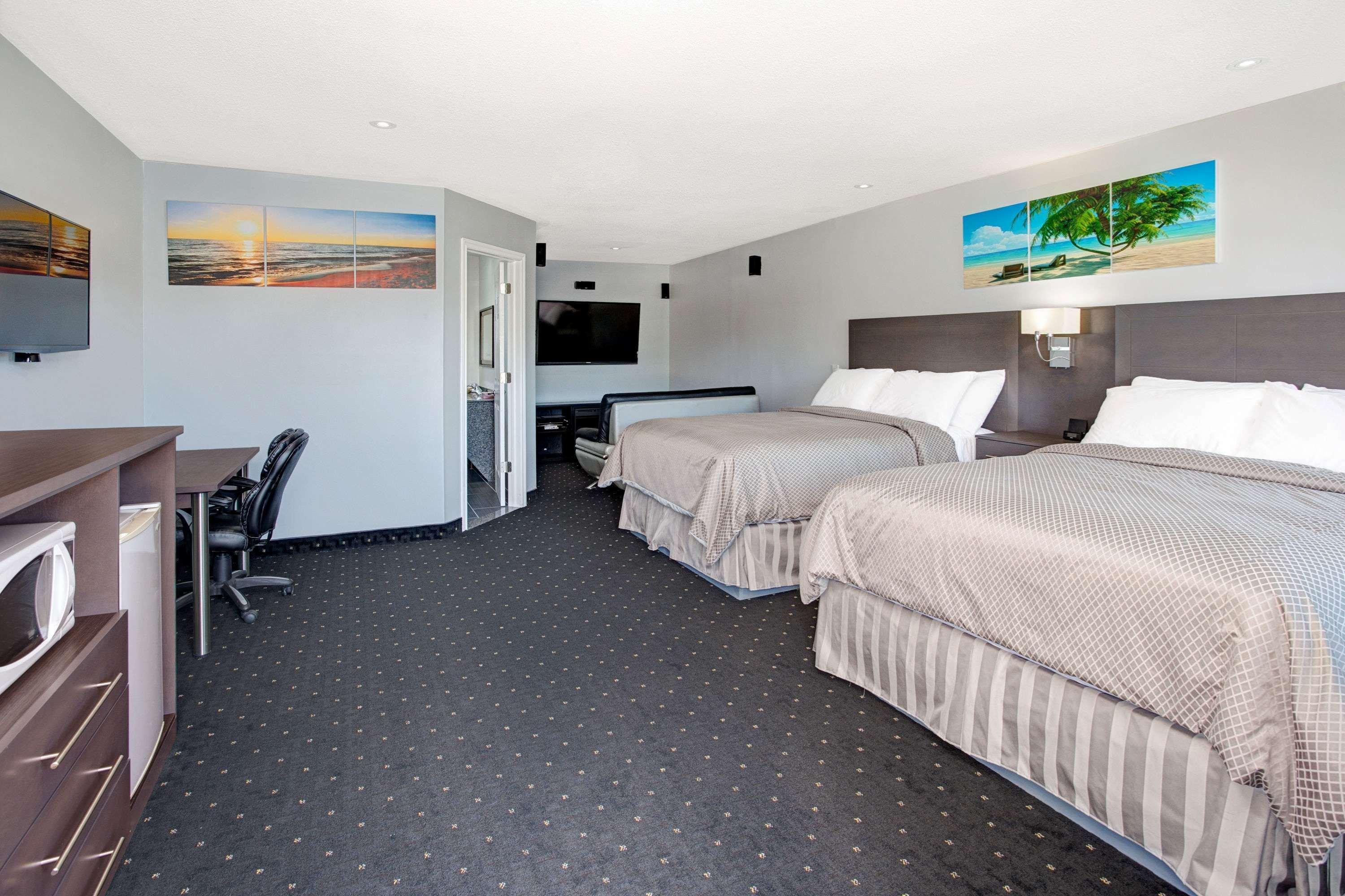 Quadruple Two Queen Beds