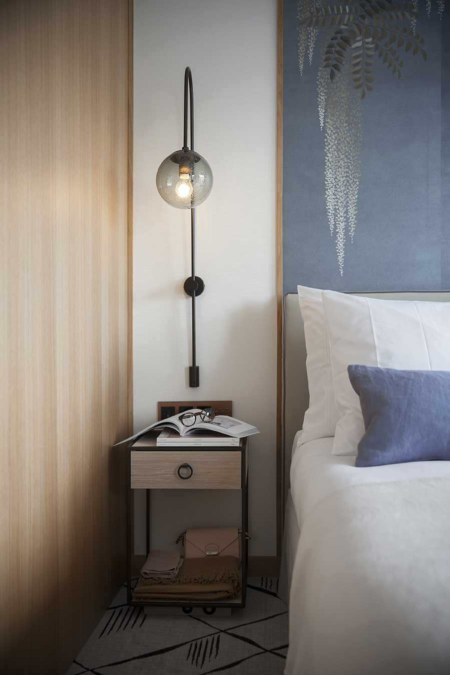 Single Classic Queen Bed