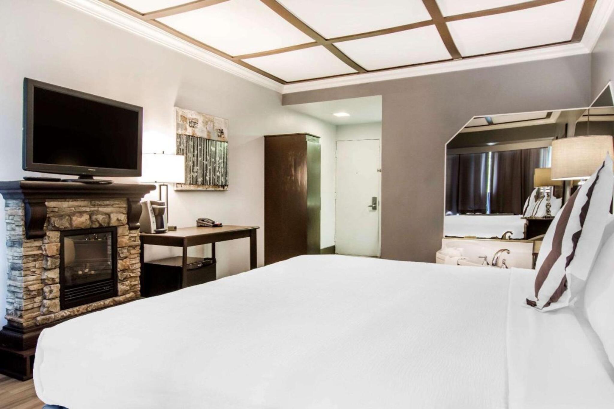 Suite Deluxe King Bed