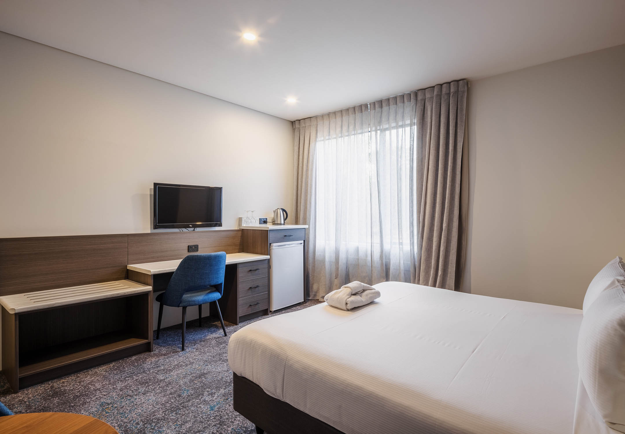 Studio Accessible King Size Bed