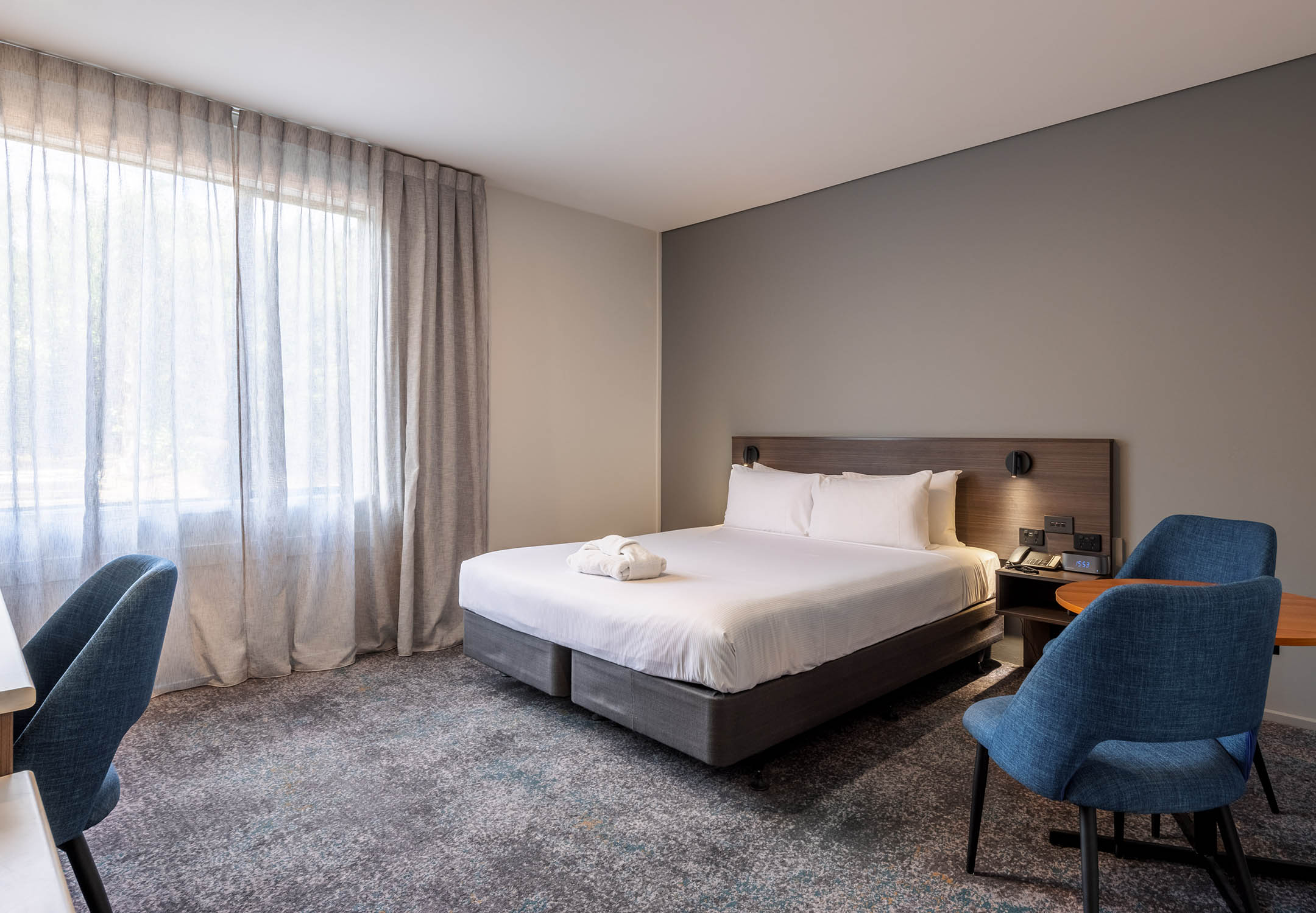 Studio Accessible King Size Bed