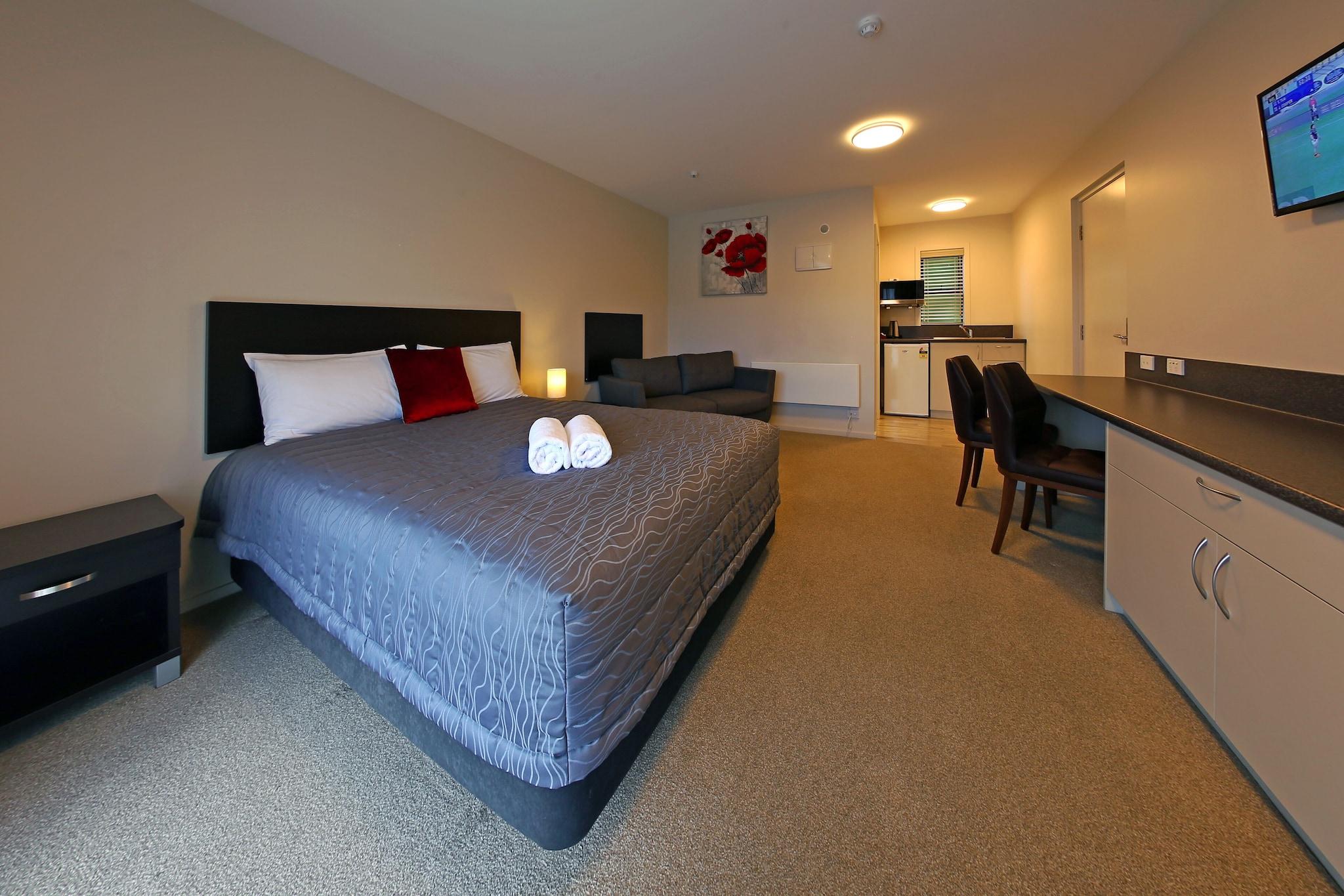 Studio Premium Queen Bed