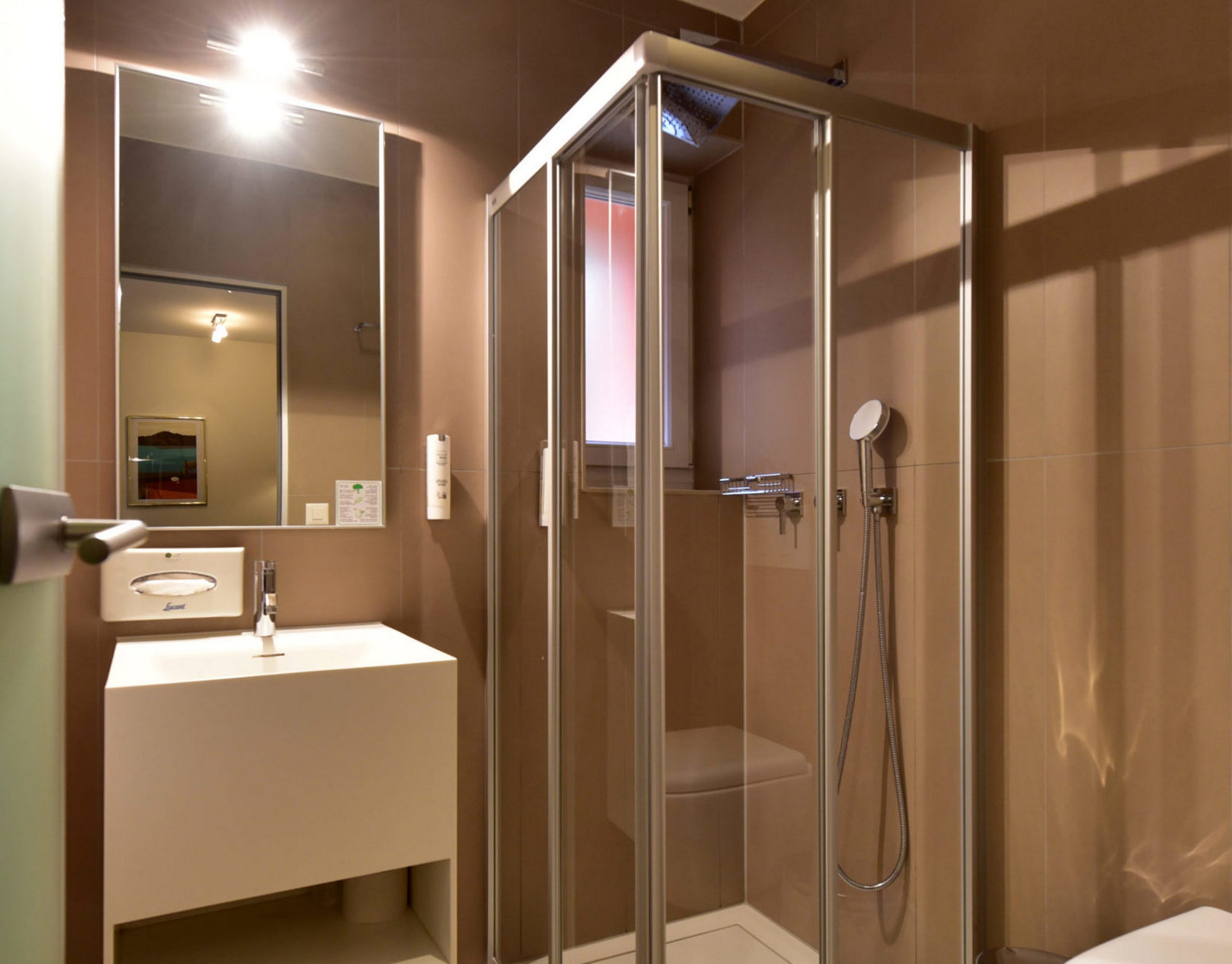 Quadruple Two Bedrooms One Bathroom