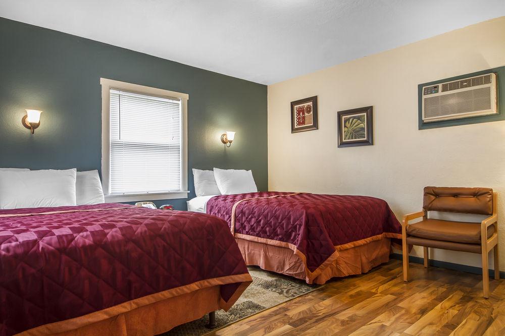 Quadruple Deluxe Queen Bed