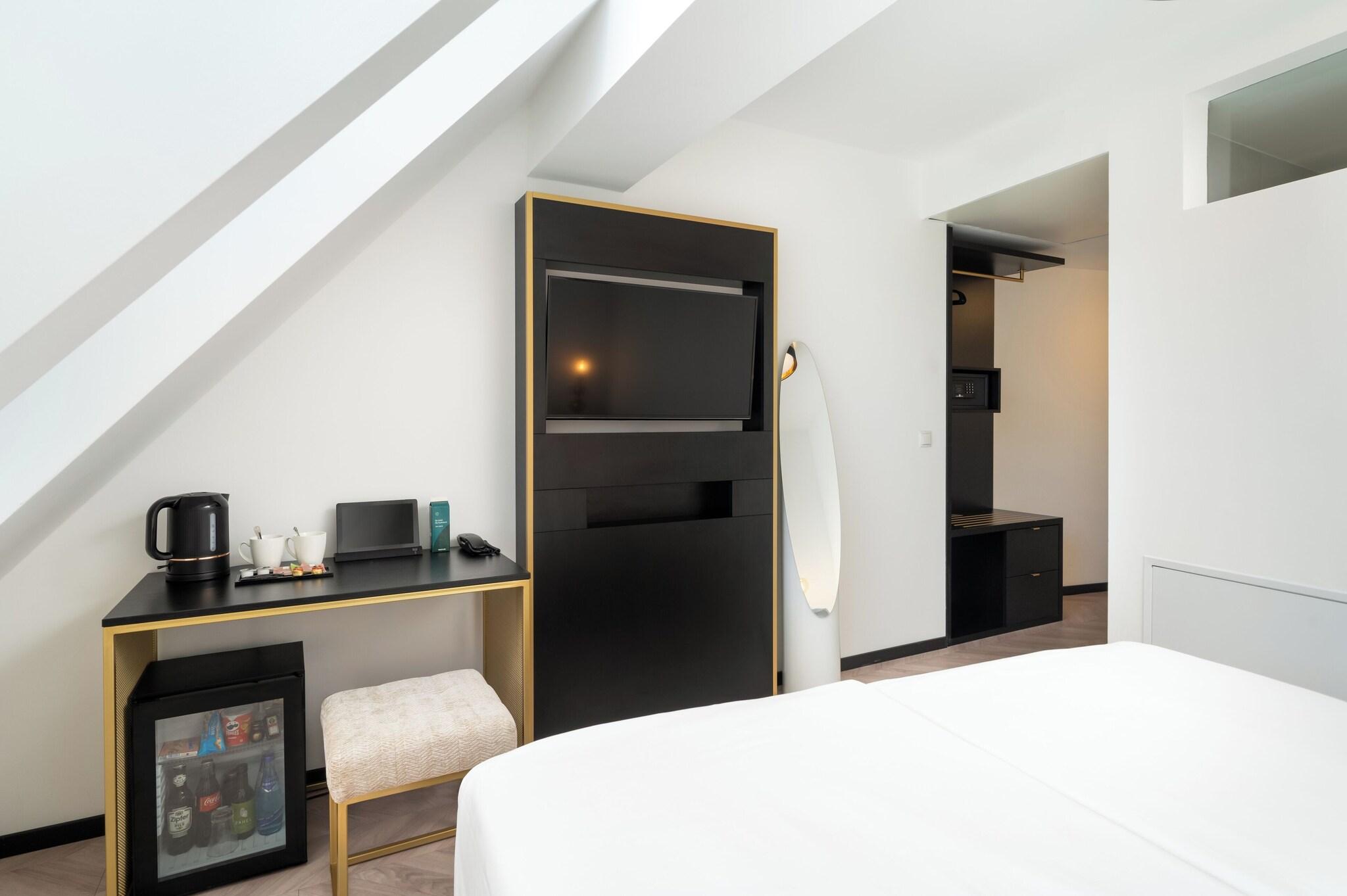 Double Deluxe Queen Bed