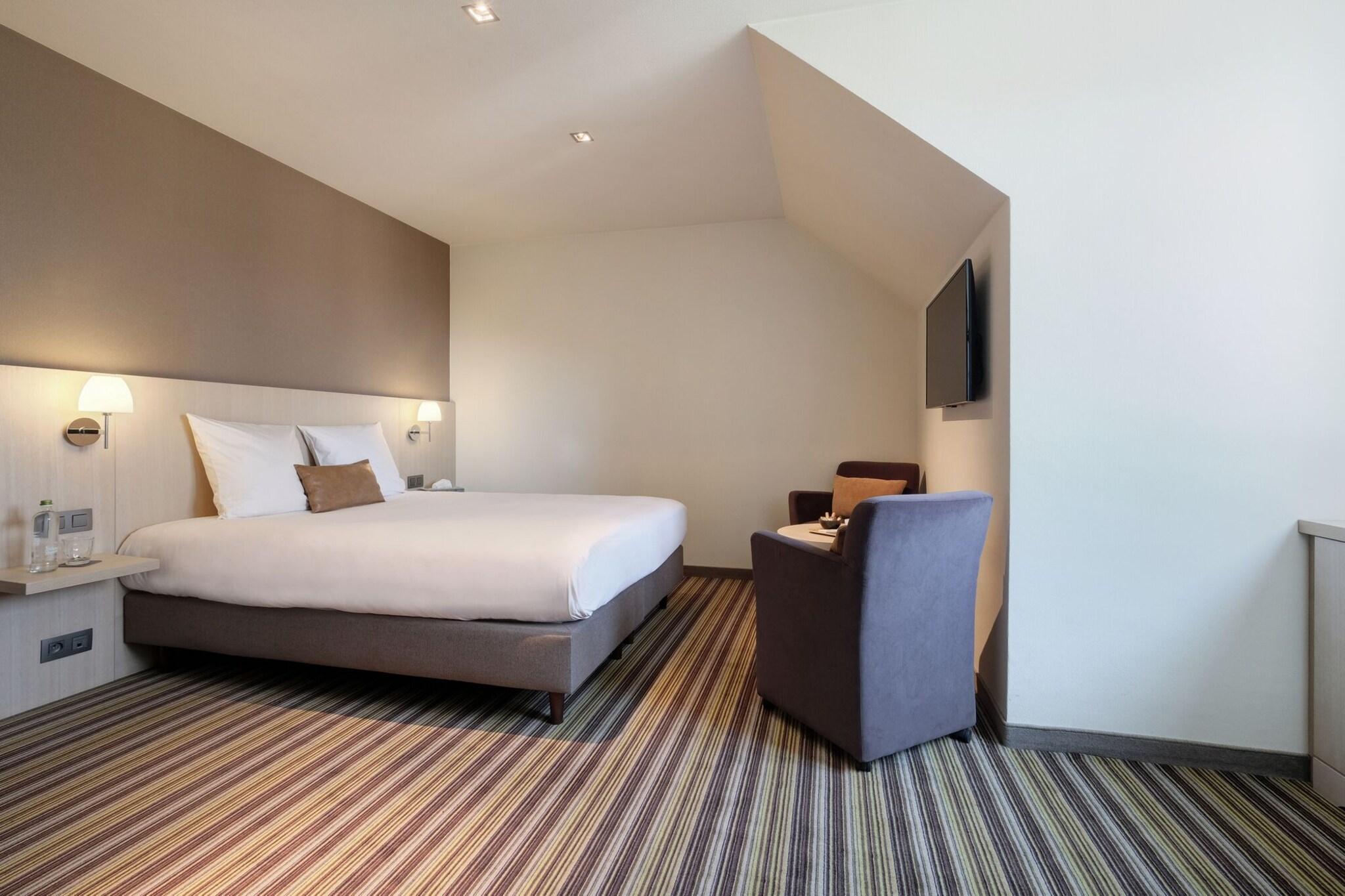 Double Queen Size Bed