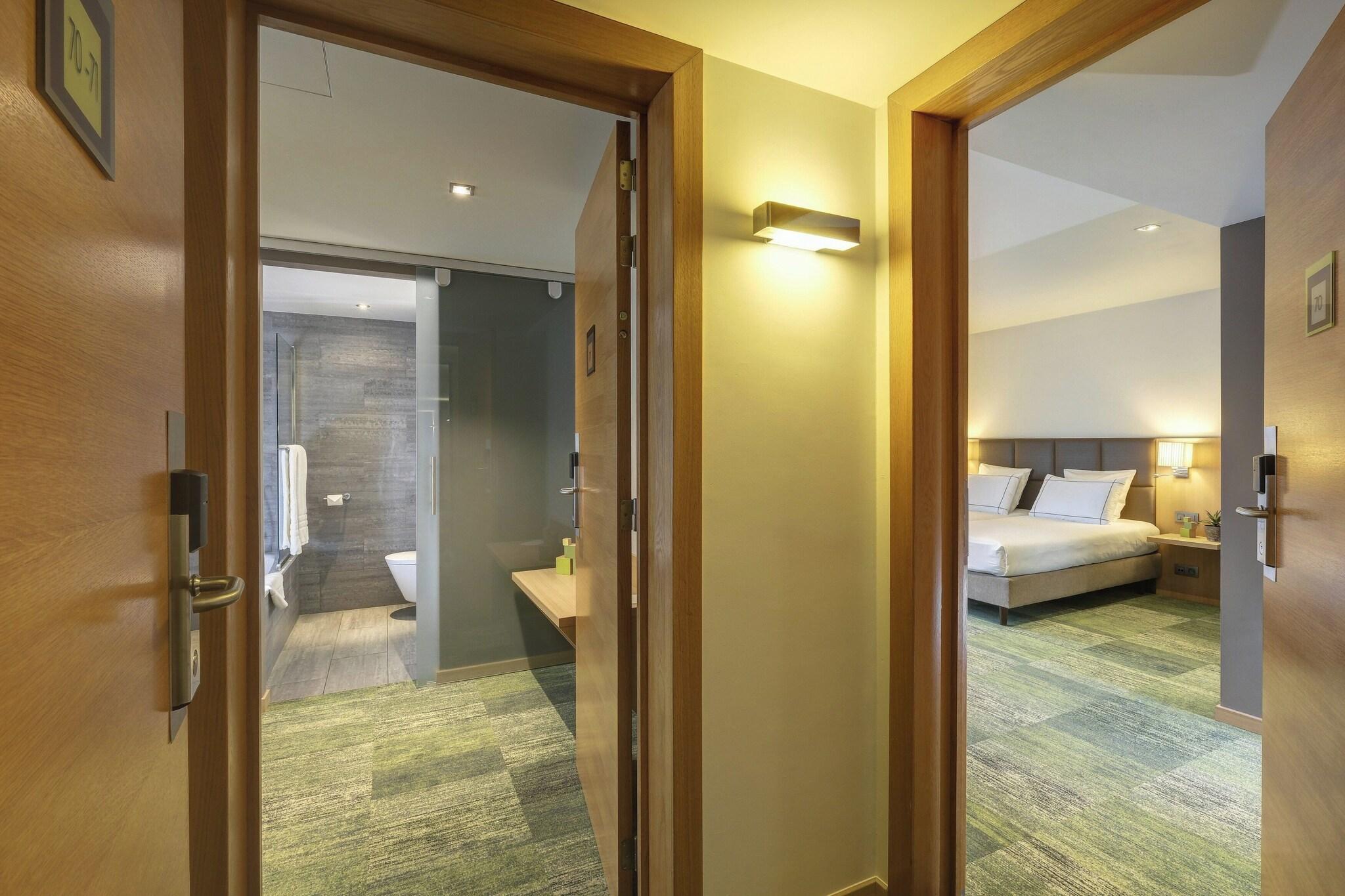 Double Connecting Room